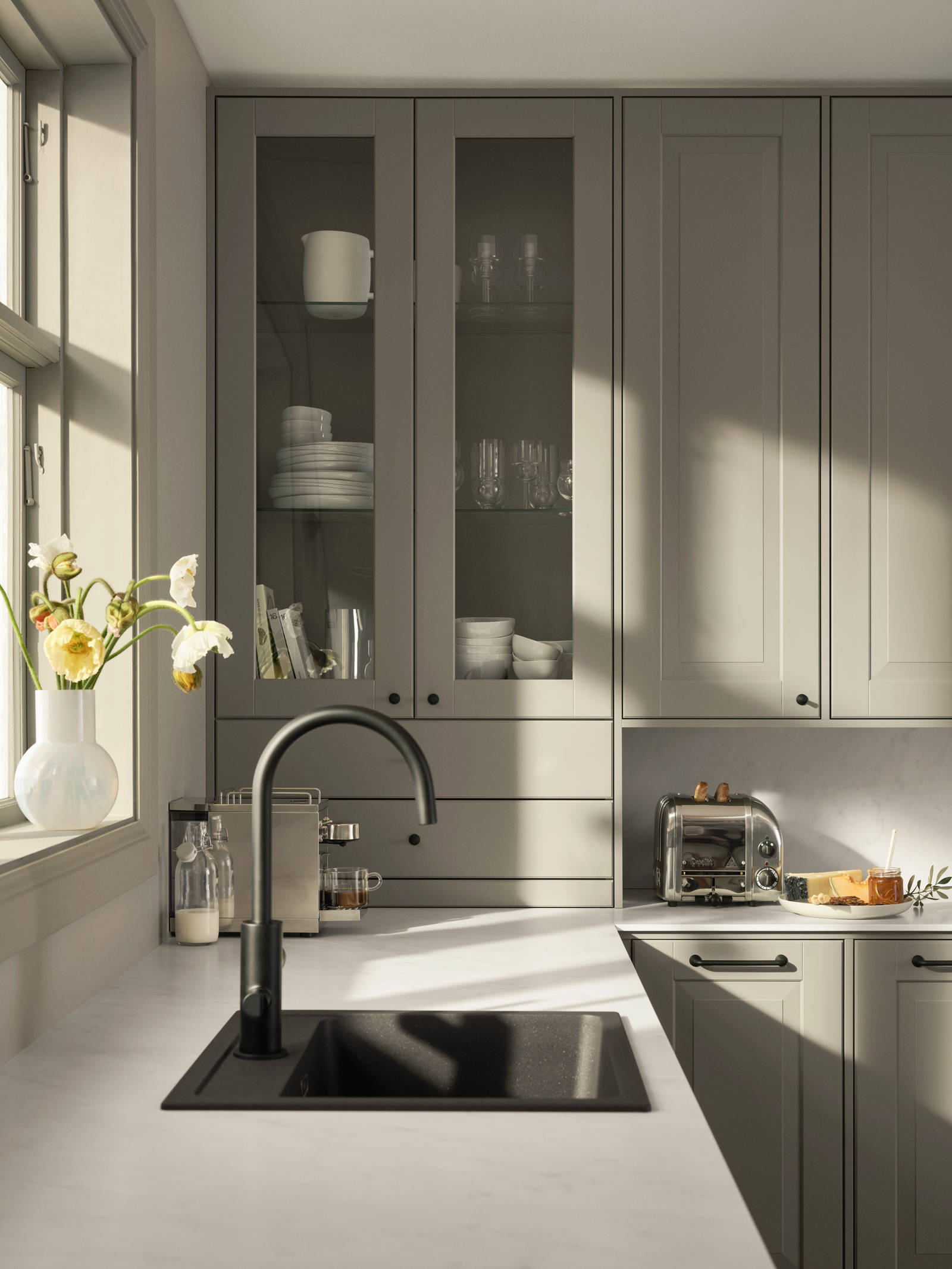 Eksklusivt tradisjonskjøkken med herskapelig preg. Klassiske speilfronter med fylling og markerte profilspor som gir dybdevirkning og skyggespill. Herregaard leveres med fronter i MDF eller eik.