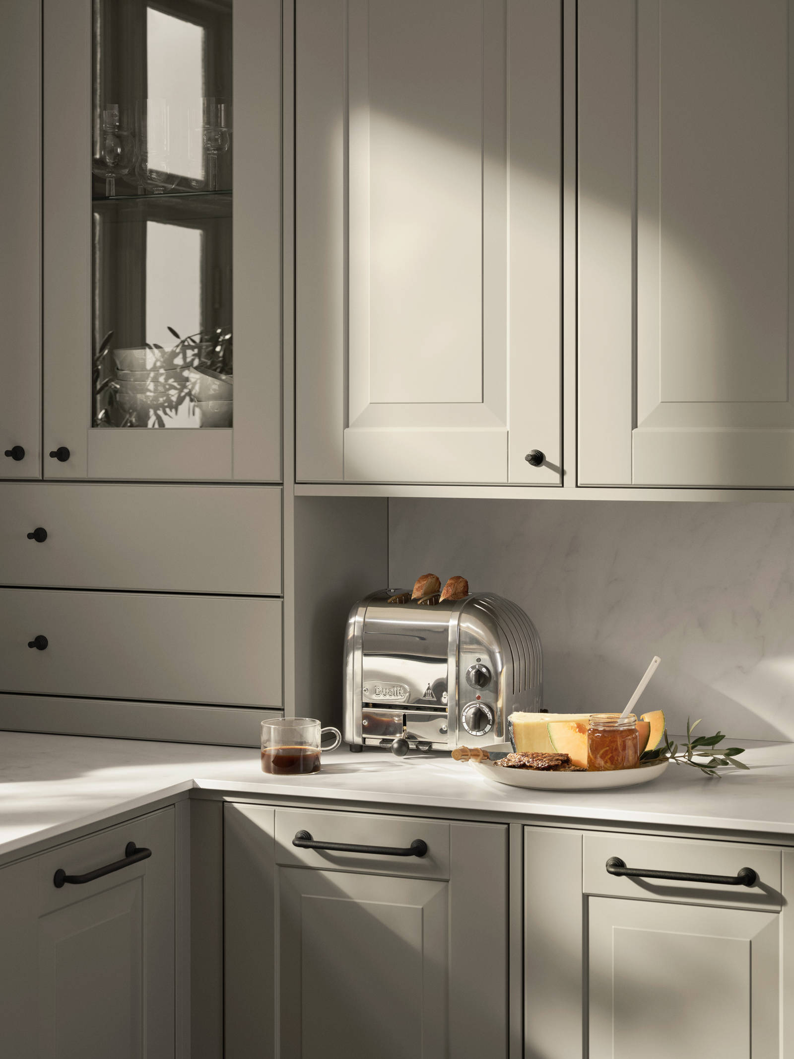 Eksklusivt tradisjonskjøkken med herskapelig preg. Klassiske speilfronter med fylling og markerte profilspor som gir dybdevirkning og skyggespill. Herregaard leveres med fronter i MDF eller eik.