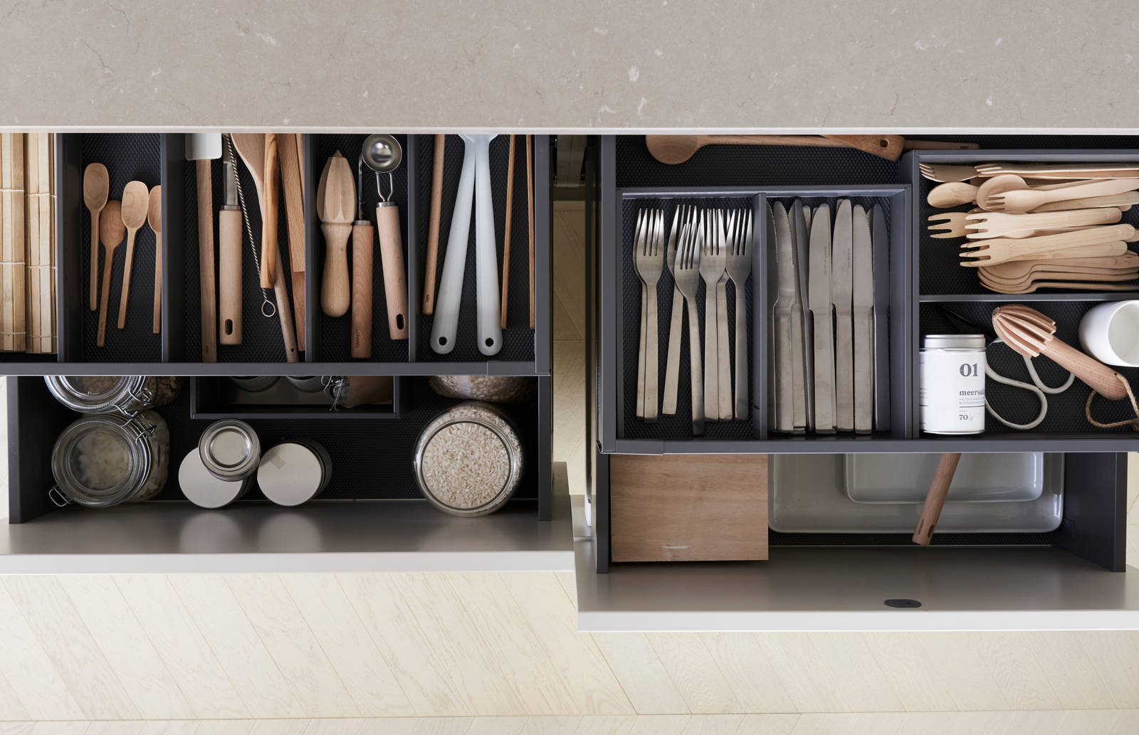 Denne modellen har et stort designregister. Med sine slette MDF-fronter i hele 15 forskjellige malte farger – pluss mulighet for fargetilpasset forkant på skrogene – gir Line deg absolutt alle muligheter