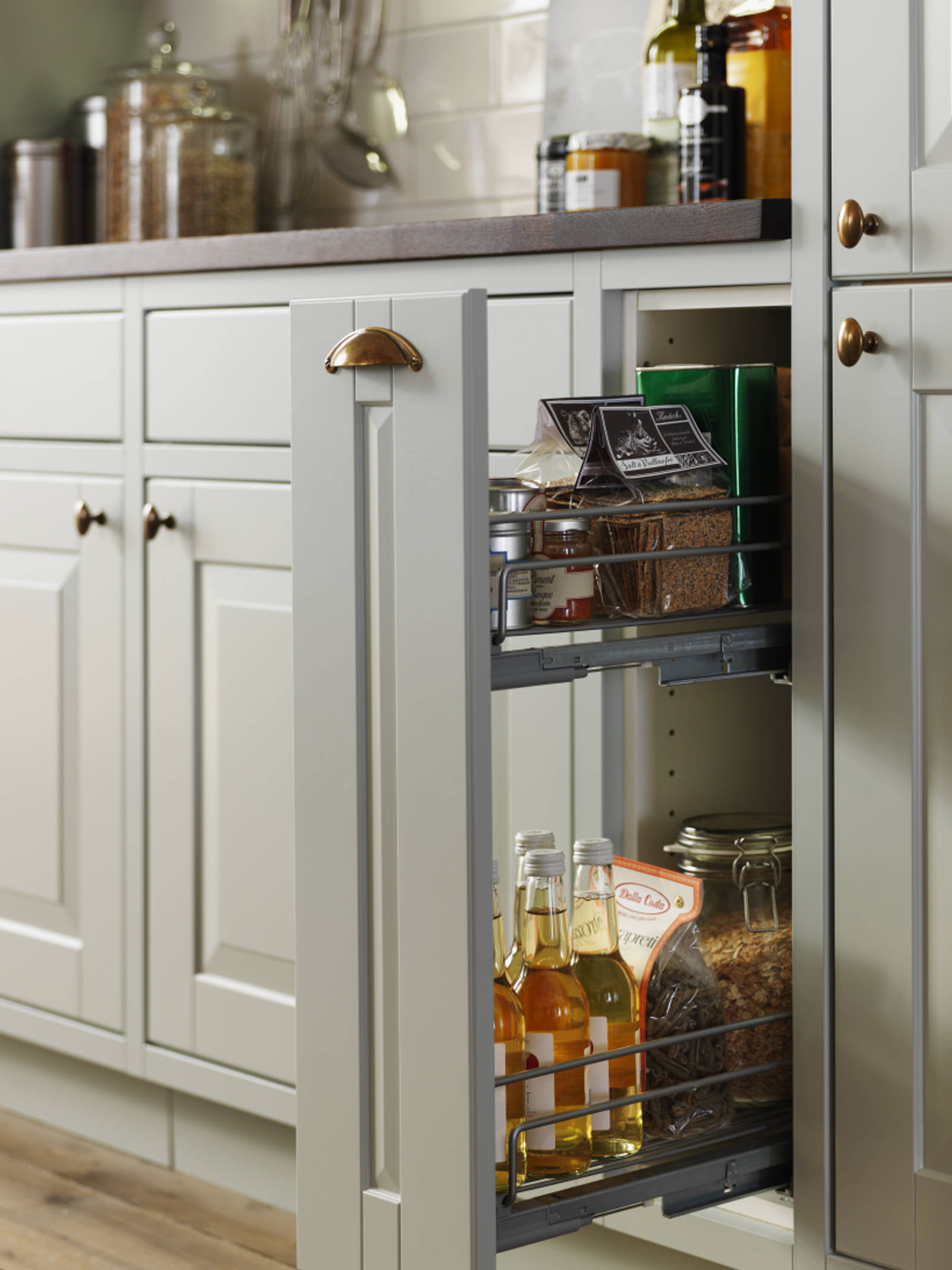 Sigdals Inframekonsept, med dører og skuffer som ligger innrammet, gir innredningen et flott, plassbygd preg. Her får du den rette Herregaardsfølelsen. Suppler gjerne med taggelister, nostalgihyller, vitriner med kryss-sprosser og fremtrukket sokkel.