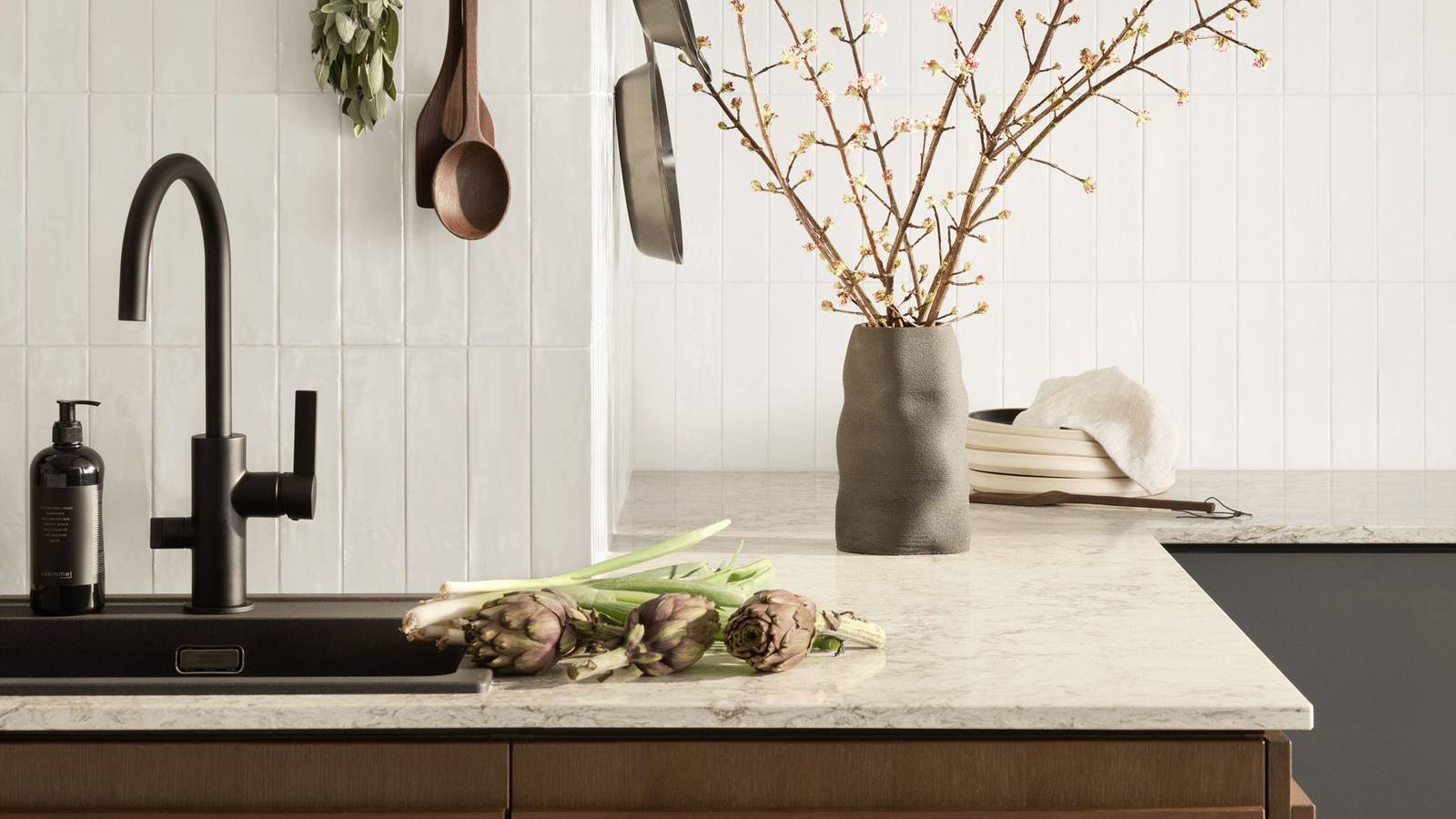 Be naturen inn og la de organiske formene møte hverdagen i Signatur Favn – et grenseløst kjøkken med naturens former i fokus.