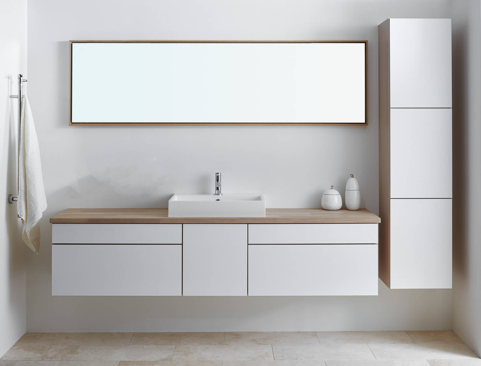 Slidstærk laminatlåger med massive trækanter i praktisk hvid badeværelse Comet Frost fra INVITA, med bordplade tre og hvid vask