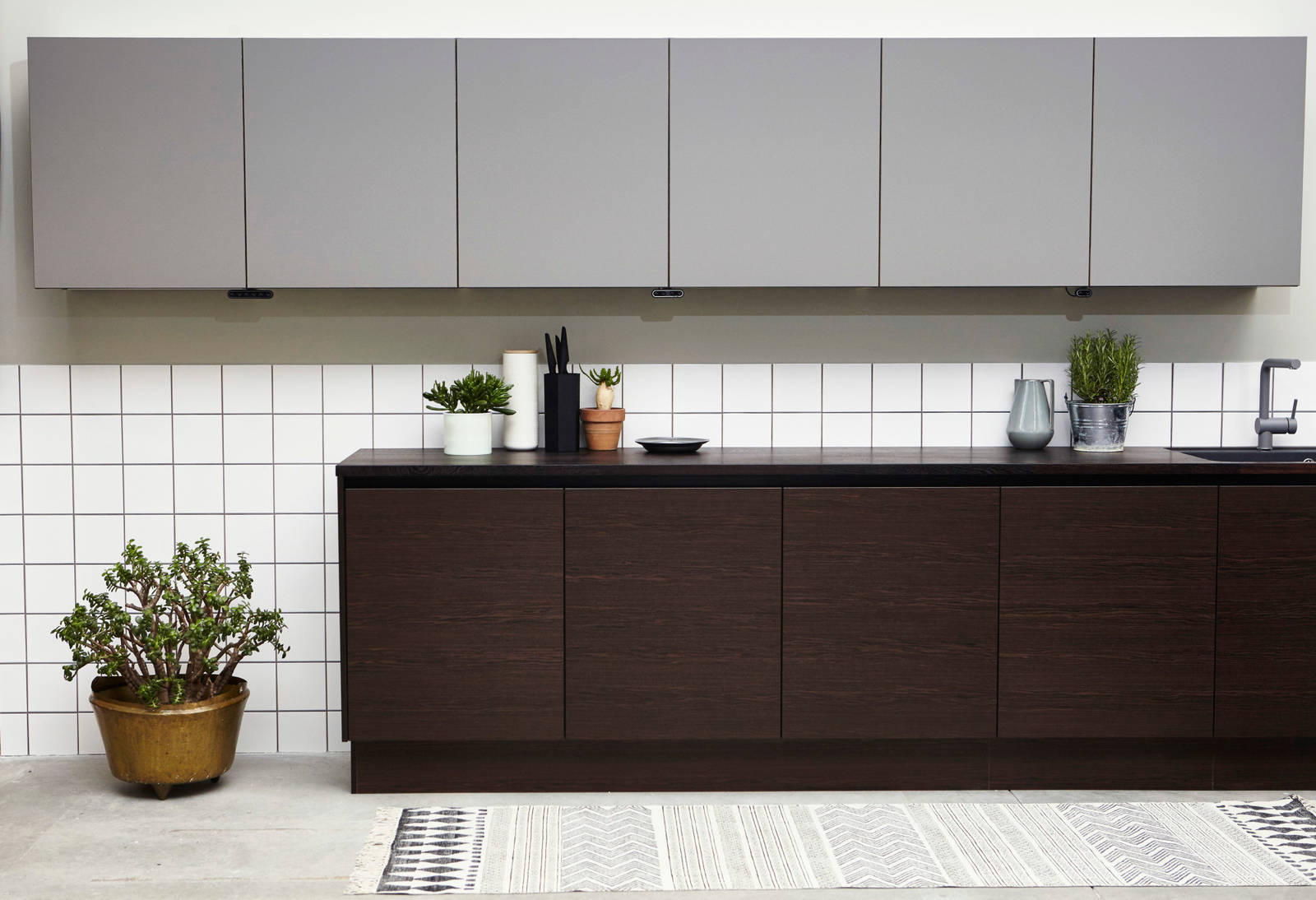 Exklusivt mørkt træ køkken Dark nature fra INVITA med vandret årestruktur fremstillet af bredygtigt træ med grå overskab