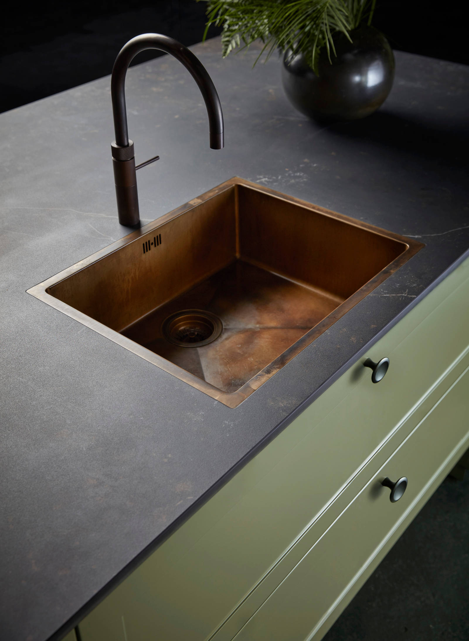 Northern Shaker Olivengrøn vask armatur og bordplade