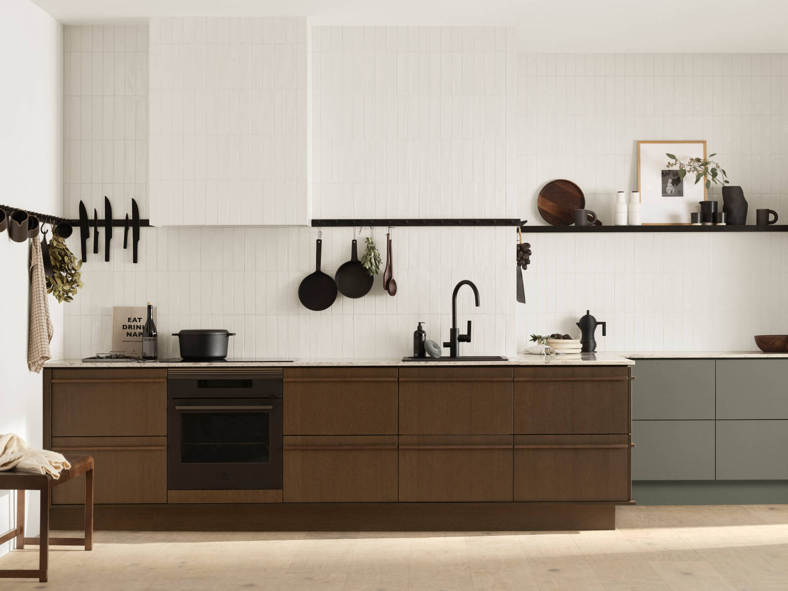 Marbodal köket Signatur Ekbacken i brunbets kombinerad med färgen tall. Färgkollektion Jordnära möter trä.