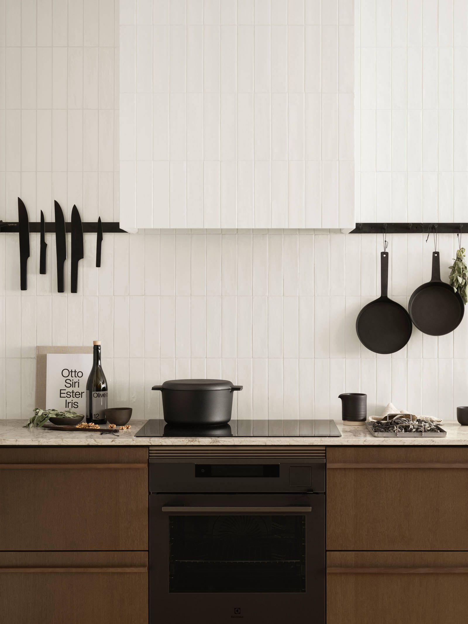 Marbodal Signatur Ekbackens brunbetsade kökslucka i en livfull och varm ton.