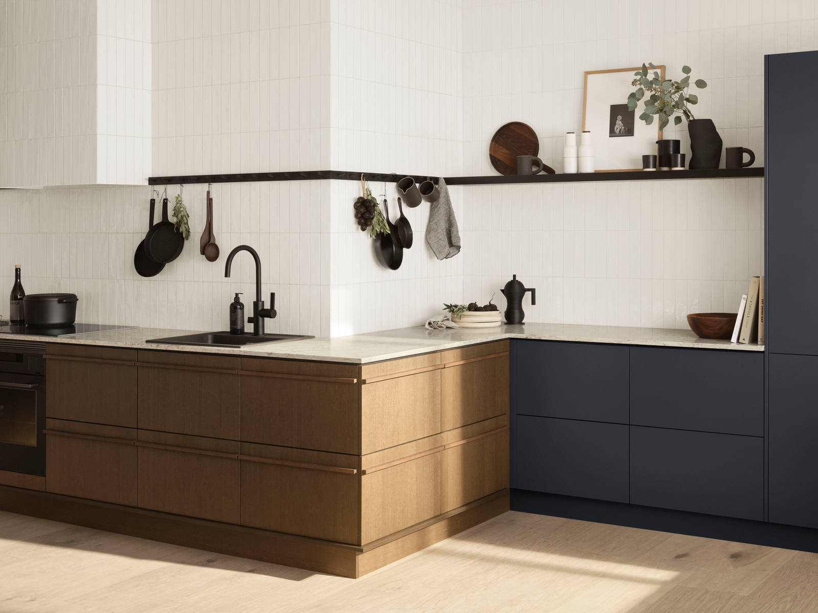 Marbodal färgkollektion Jordnära möter trä. Med Signatur Ekbacken i brunbets kombinerad med färgen hav får du en stilfull och lugnande känsla i ditt kök.