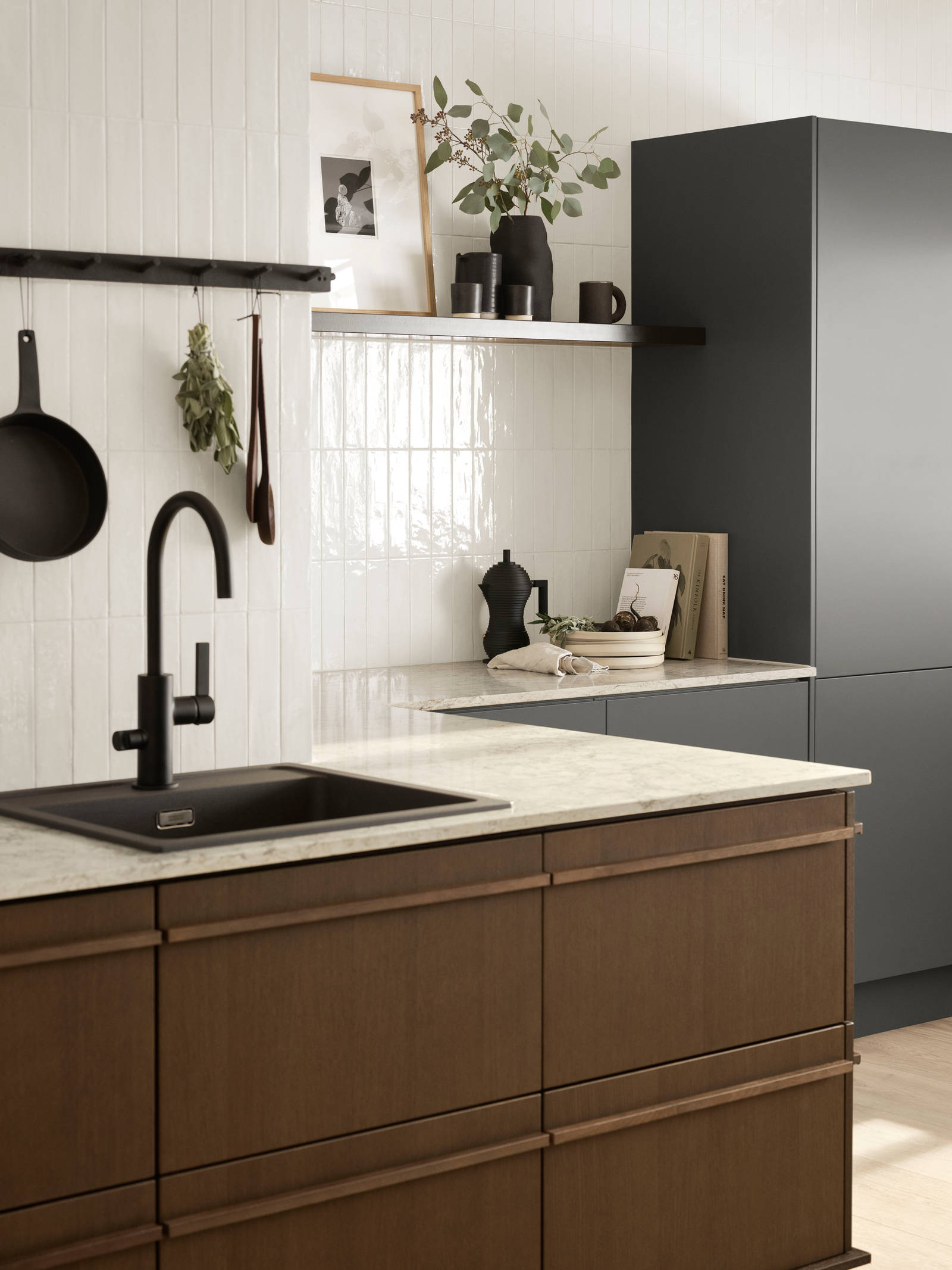 Marbodal färgkollektion Jordnära möter trä. Med köket Signatur Ekbacken i brunbets i kombination med färgen Granit skapar ett stilfullt och kraftfullt kök.