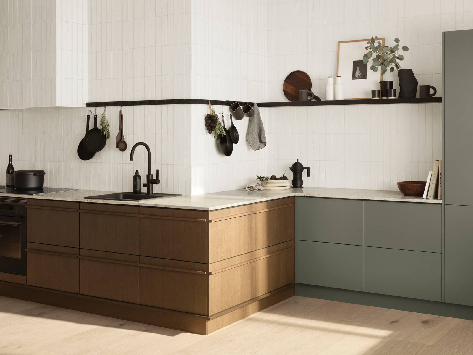 Marbodal Signatur Ekbacken i brunbets kombinerad med färgen tall. Färgkollektion Jordnära möter trä.