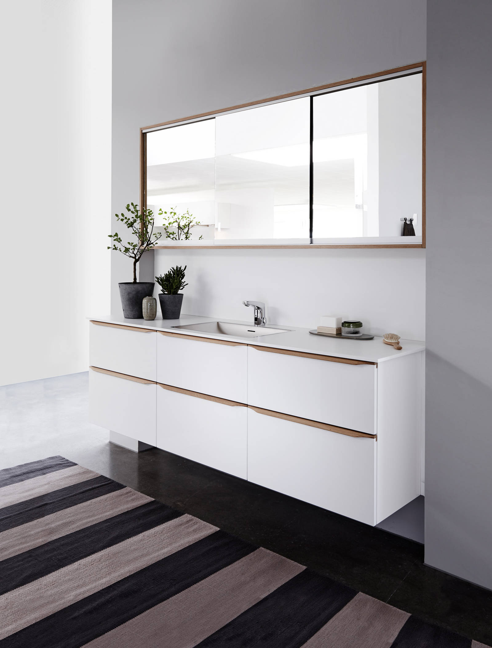 Luksuriøs hvid badeværelsesmøbel Everline Frost fra INVITA med massive trægreb