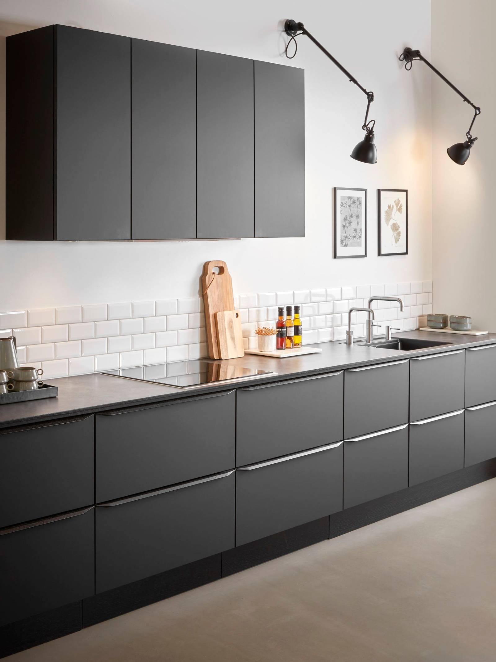 Køkken Comet Granit fra INVITA med slidstærk og rengøringsvenlig laminat på fronten og massive egetræskanter.