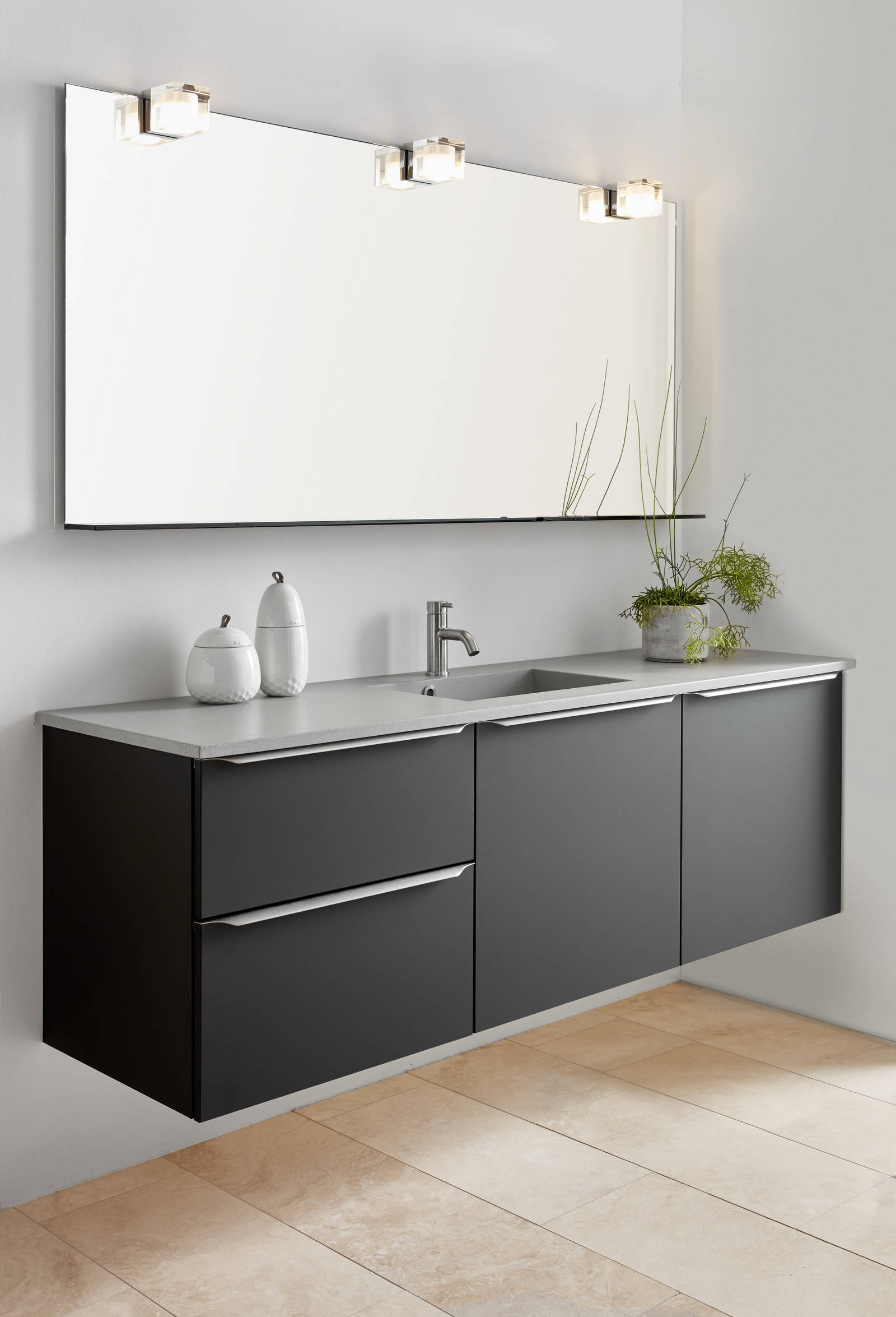 Minimalistisk badeværelse Newline fra INVITA med diskrete dansk design greber som tilføjer et elegant udtryck