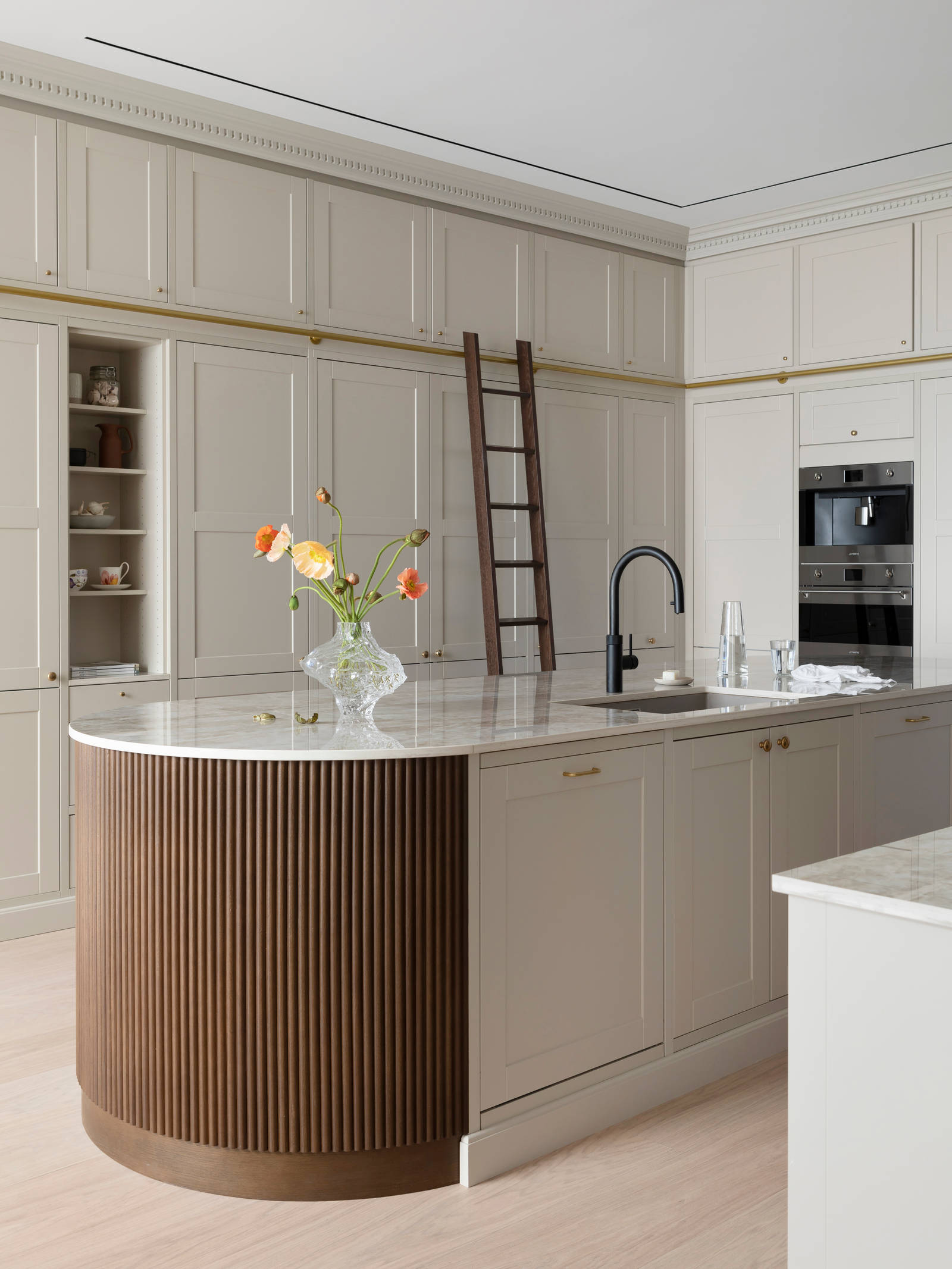 Vår vakre Scala Inframe modell i fargen soothing beige på Lindhjem gård. 
Stylist: Maria Hove Vestre @mariahovevestre.
Fotograf: Anne Bråtveit @annemeranda_photo
Studio: @05oslo.