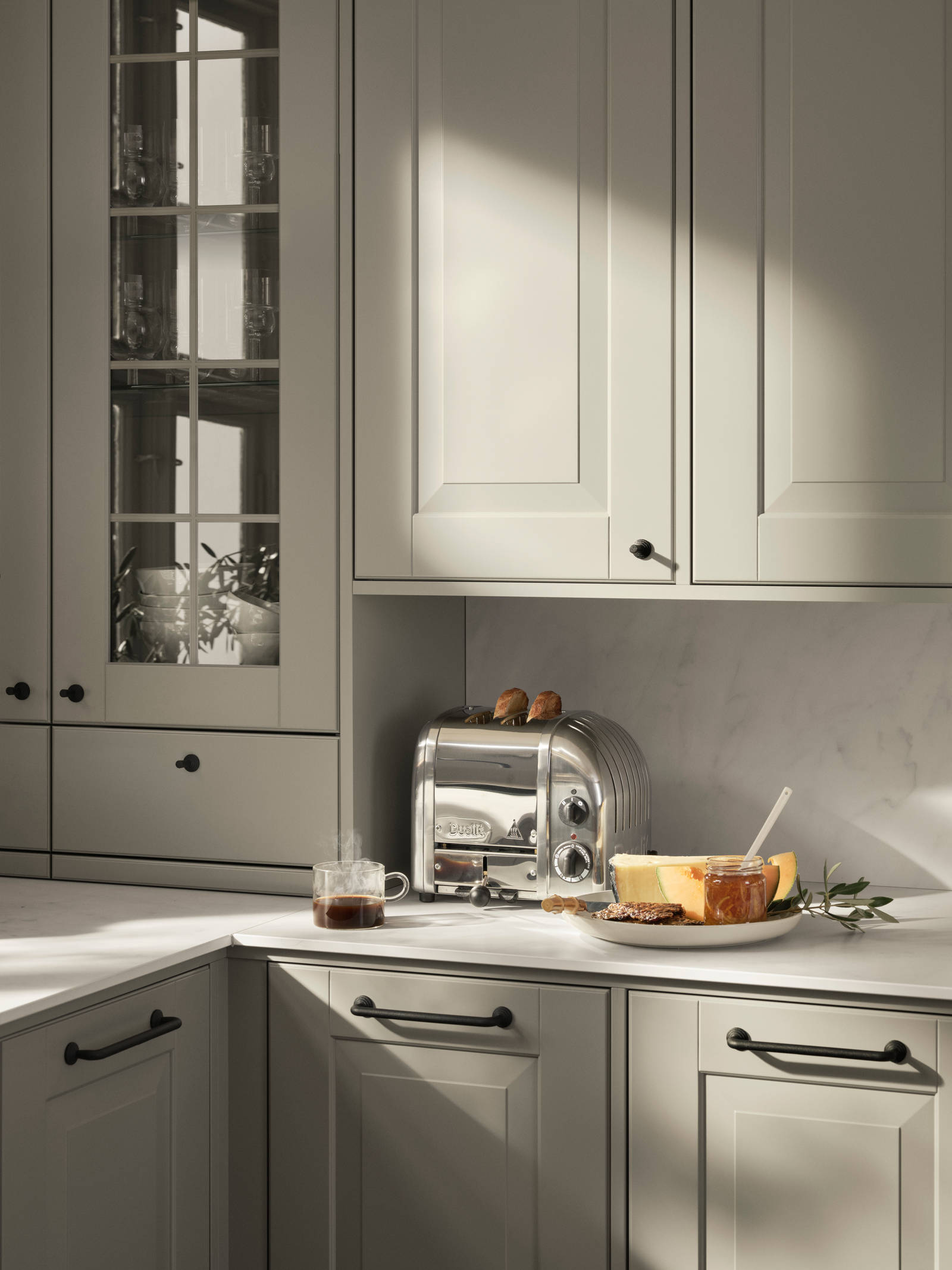 Kökslucka Lindö Frö i PLUS-utförande med platsbyggd känsla. Bänkstående vitrin skåp med lådor.