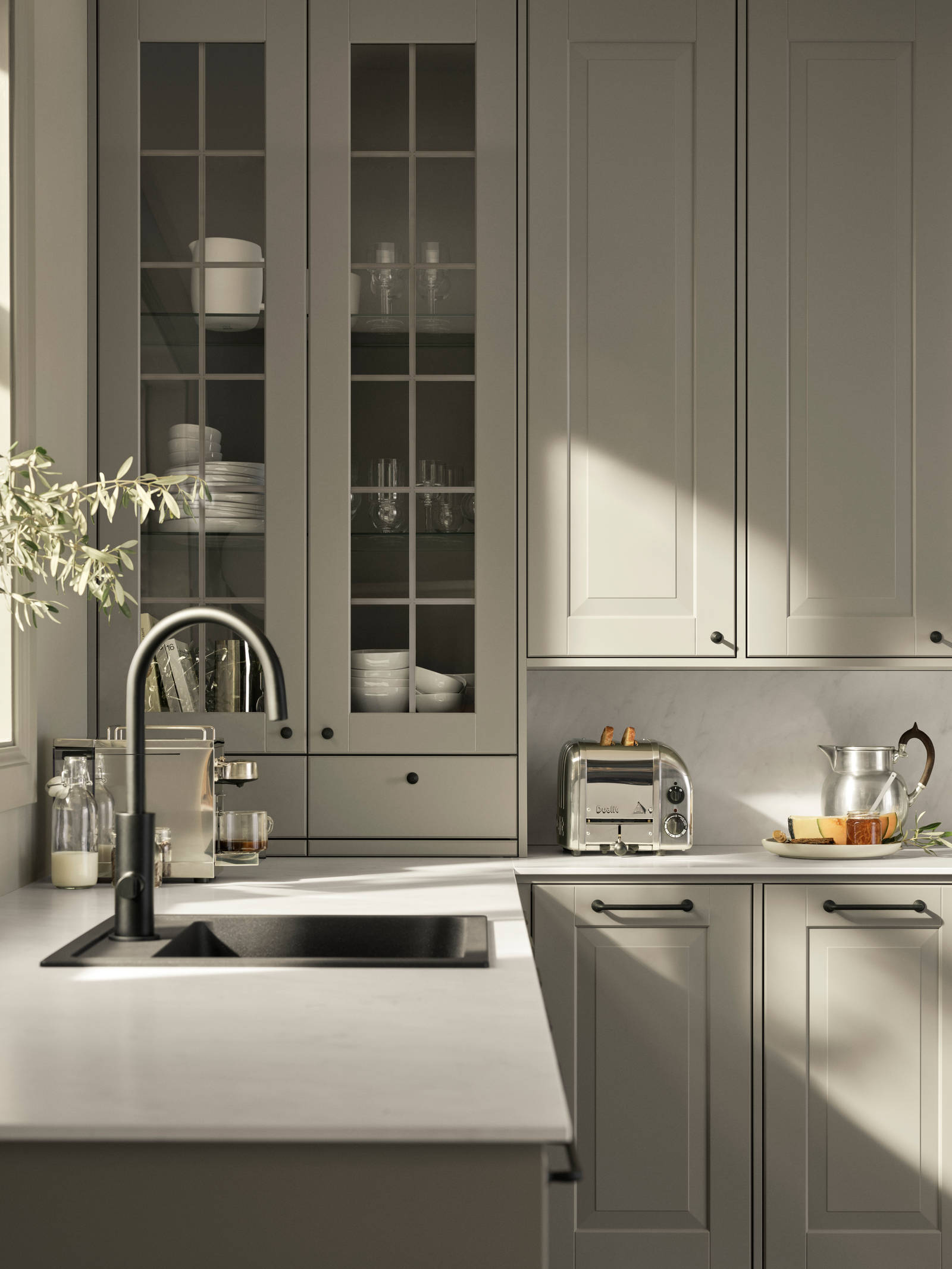 Lindö Frö i PLUS-utförande med platsbyggd känsla. Bänkstående vitrin skåp med lådor.