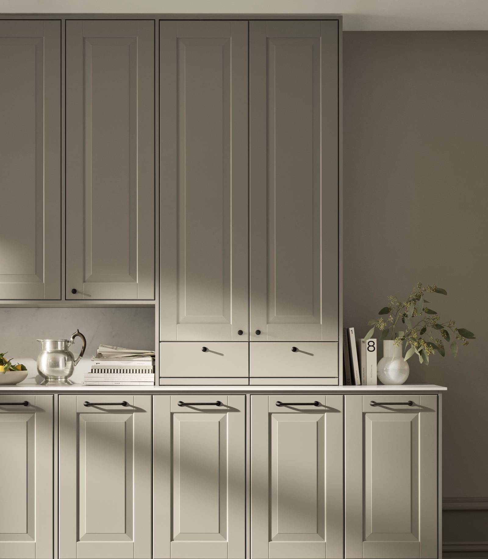 Marbodal Lindö - kök - kökslucka målad i frö vår greige färg. Bänkstående skåp med täckta luckor ock lådor.