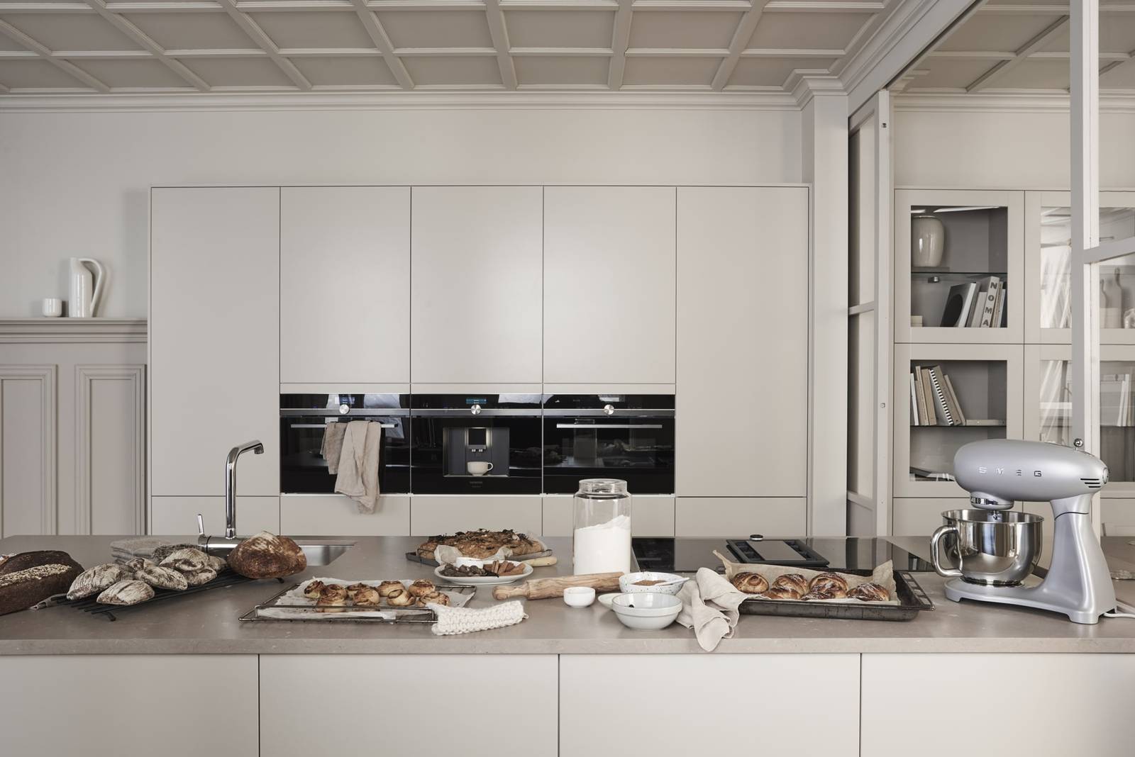 Bakt brød og kanelboller på kjøkkenøya i Sigdals Line Korn