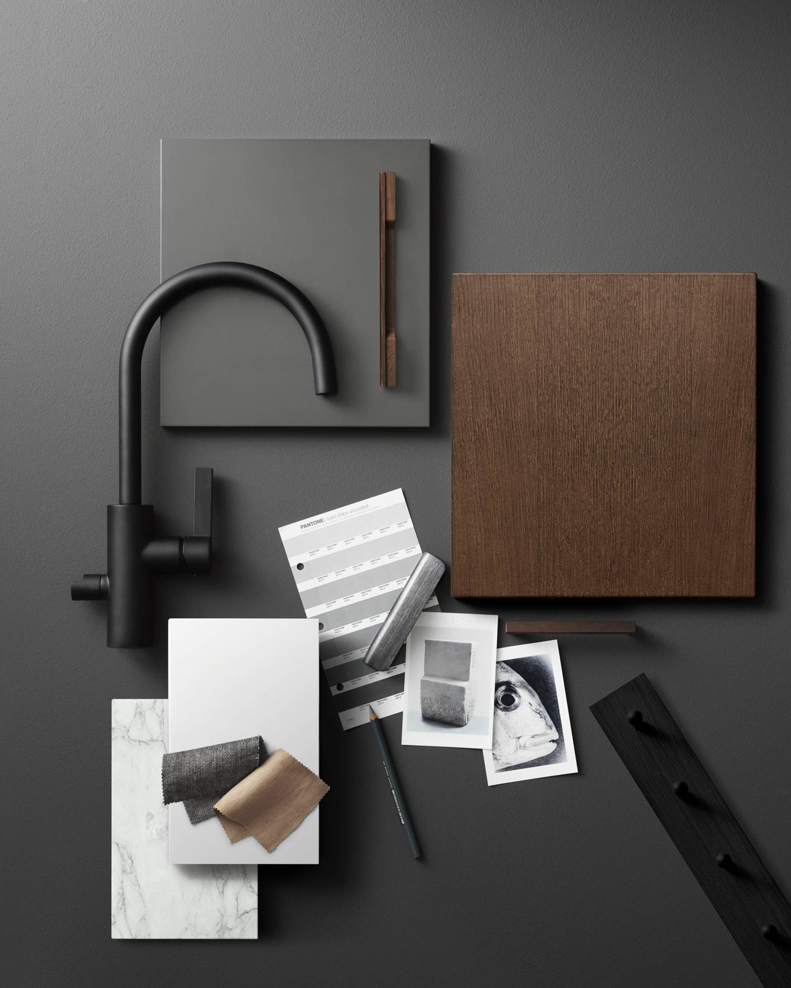 Moodboards med brunbeised ekfront, grå malt slett front, mat sort kran