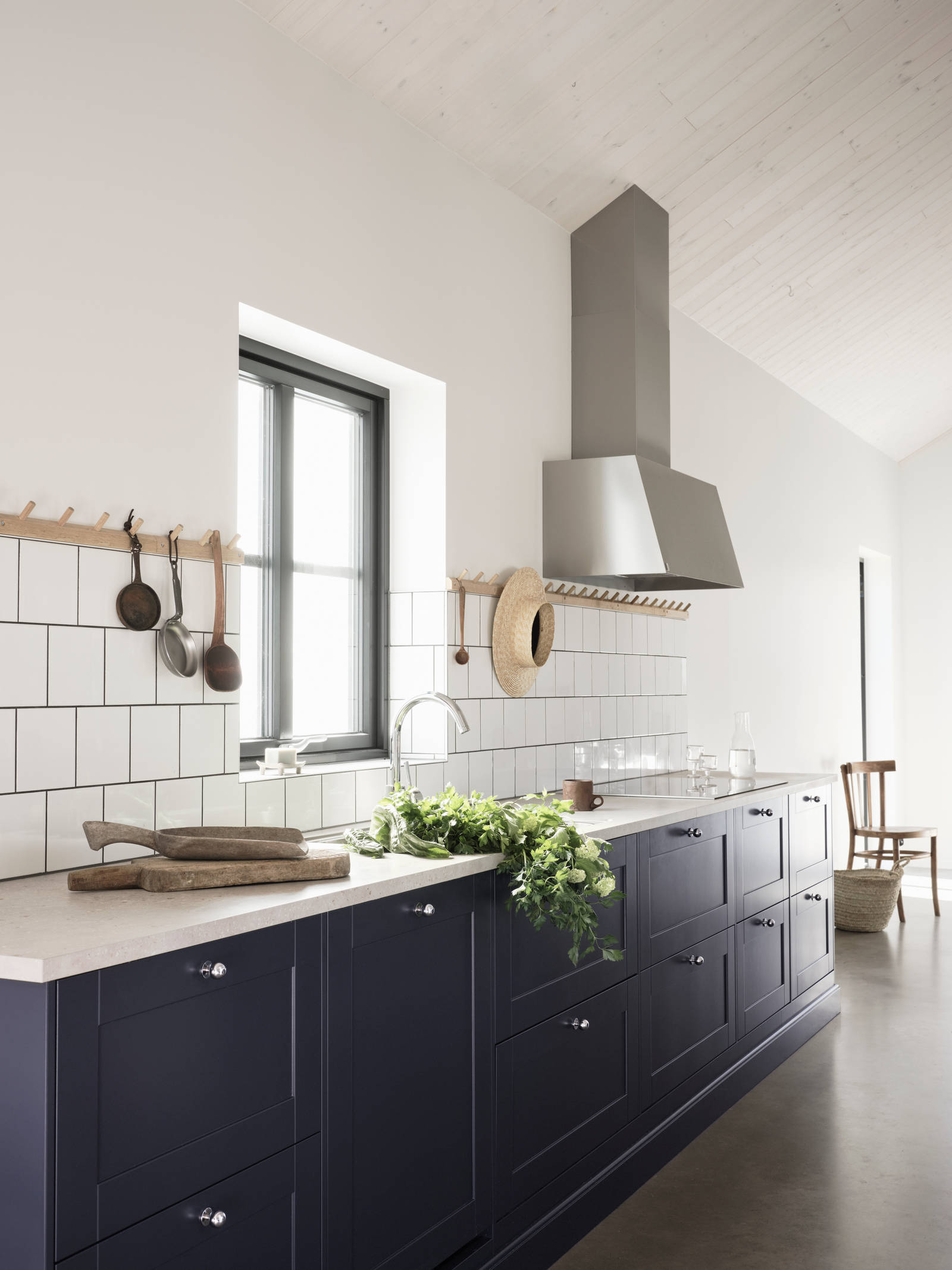 Det mysiga och romantiska köket Form, en ramlucka med slät spegel, i den mörkblå kulören Hav från Marbodal i sommarhuset i Fiskebäckskil.