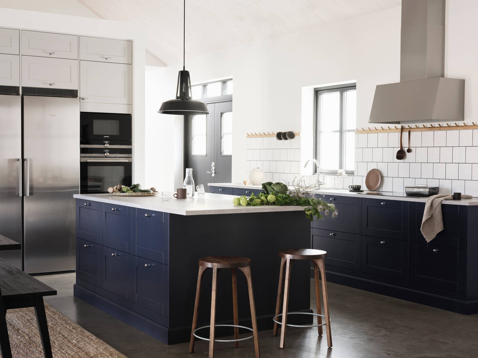 Det mysiga och romantiska köket Form, en ramlucka med slät spegel, i den mörkblå kulören Hav från Marbodal i sommarhuset i Fiskebäckskil.