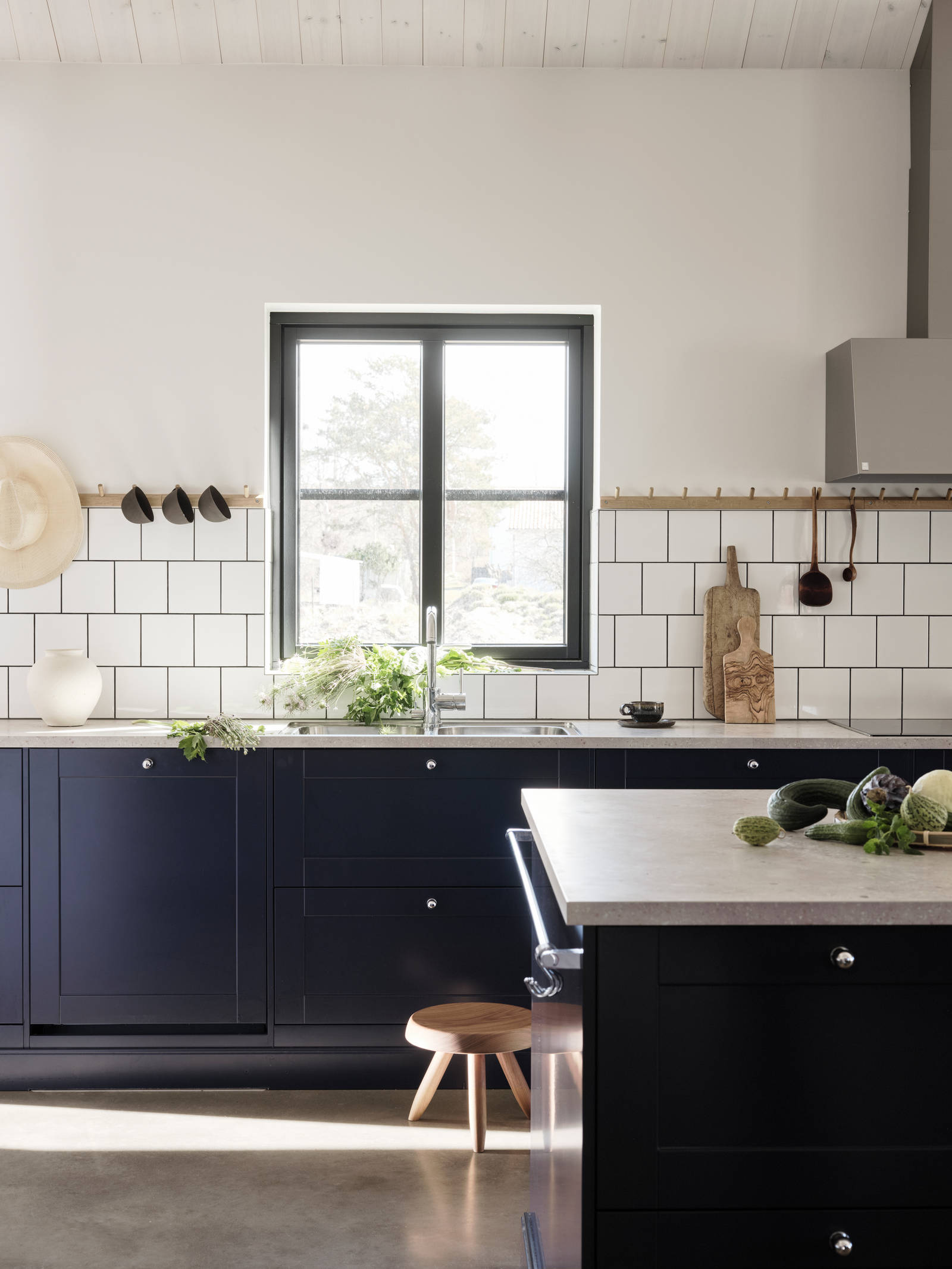 Det mysiga och romantiska köket Form, en ramlucka med slät spegel, i den mörkblå kulören Hav från Marbodal i sommarhuset i Fiskebäckskil.