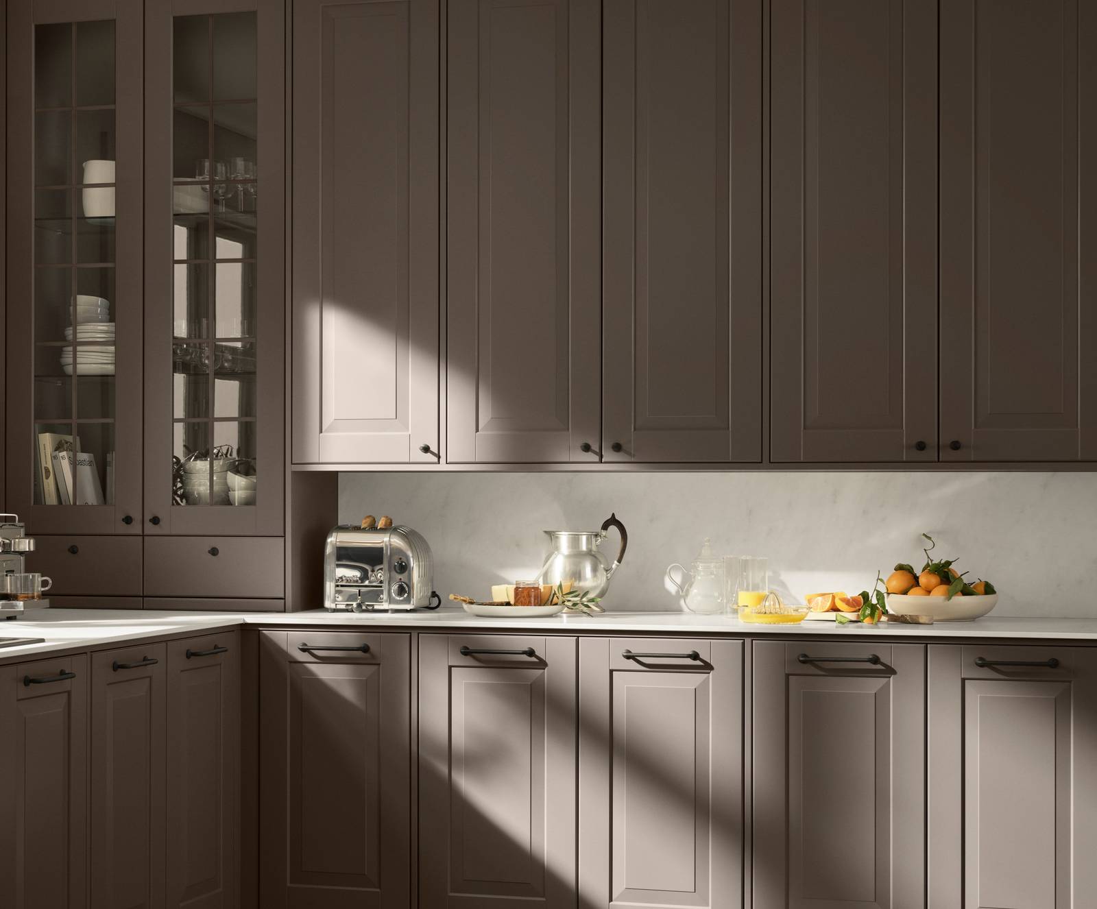 Lindö Bark i PLUS-utförande med platsbyggd känsla. Bänkstående vitrin
skåp med lådor.