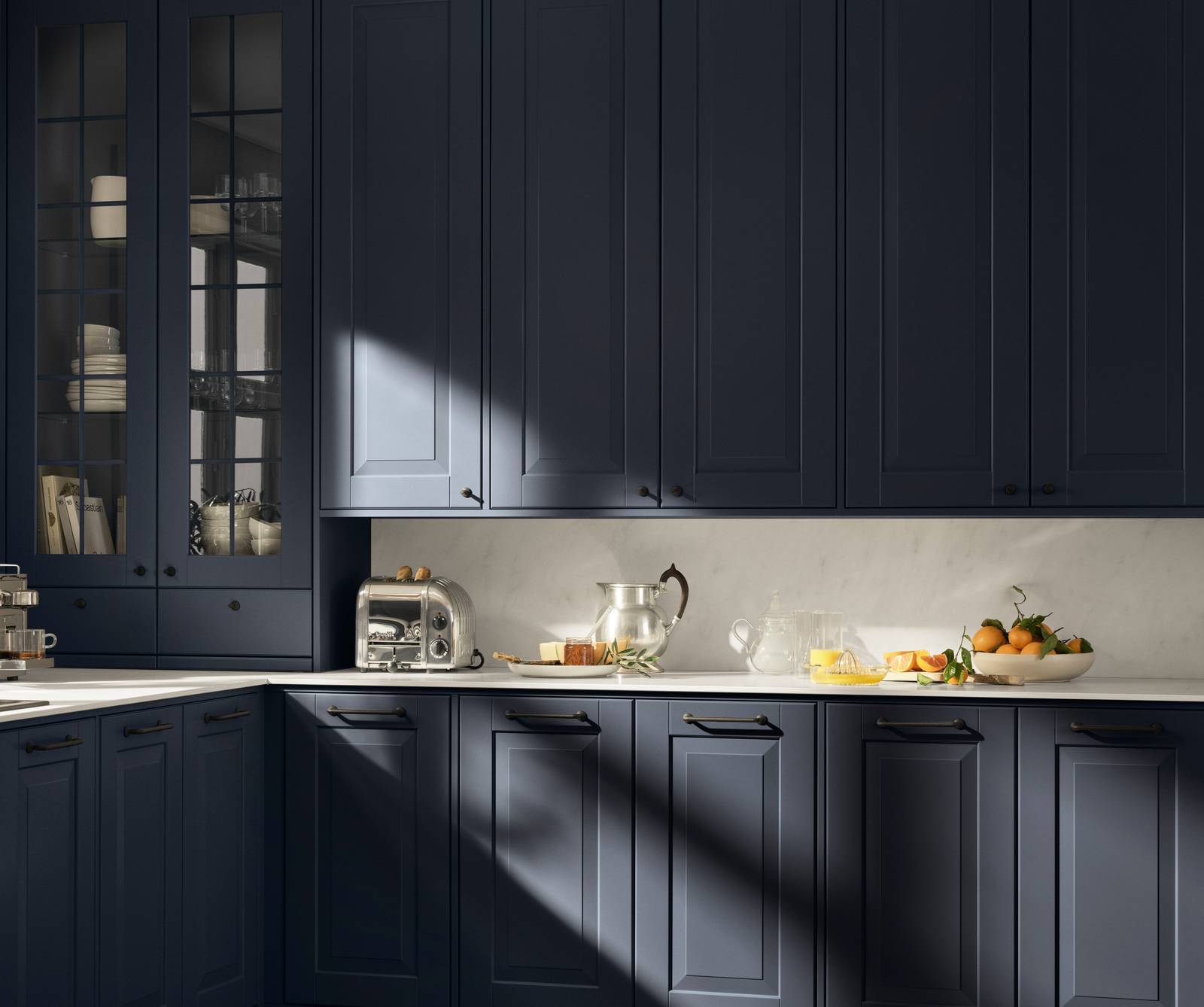 Lindö Hav i PLUS-utförande med platsbyggd känsla. Bänkstående vitrin skåp med lådor.