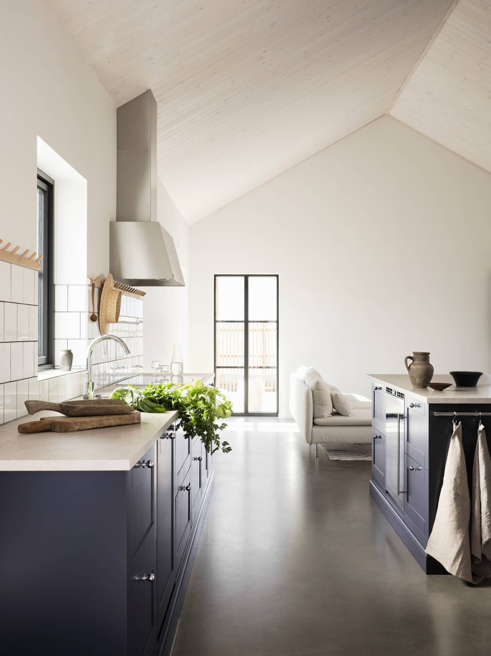 Vår landlige og vakre kjøkkenmodell Scala malt i fargen hav.