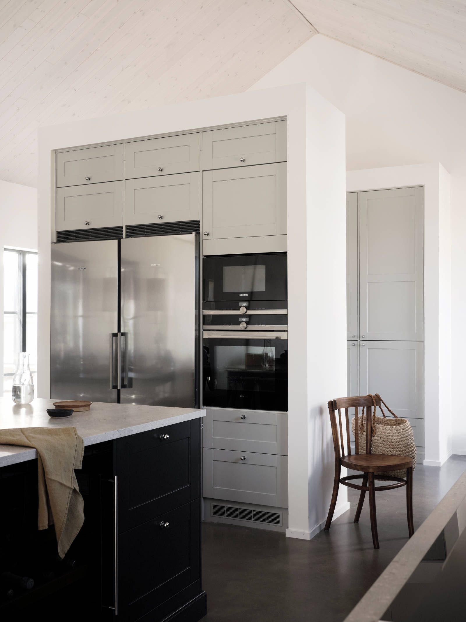 Vår landlige og vakre kjøkkenmodell Scala malt i fargen hav.