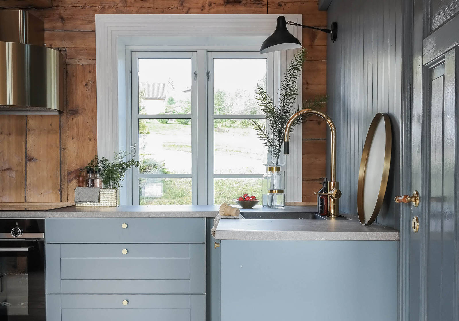 Vakkert hyttekjøkken i fargen isblå levert av Studio Sigdal Molde.