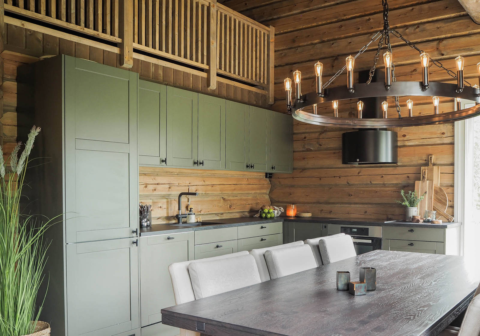 Vakkert hyttekjøkken levert av Studio Sigdal Molde.
