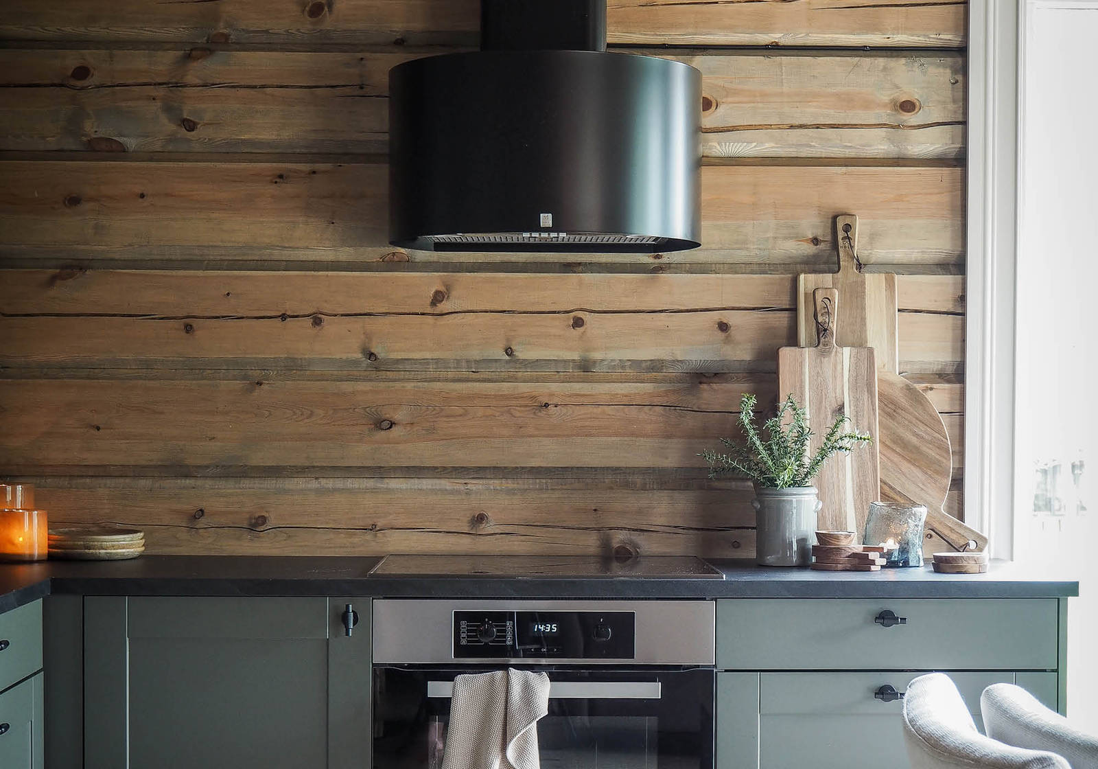 Vakkert hyttekjøkken levert av Studio Sigdal Molde.