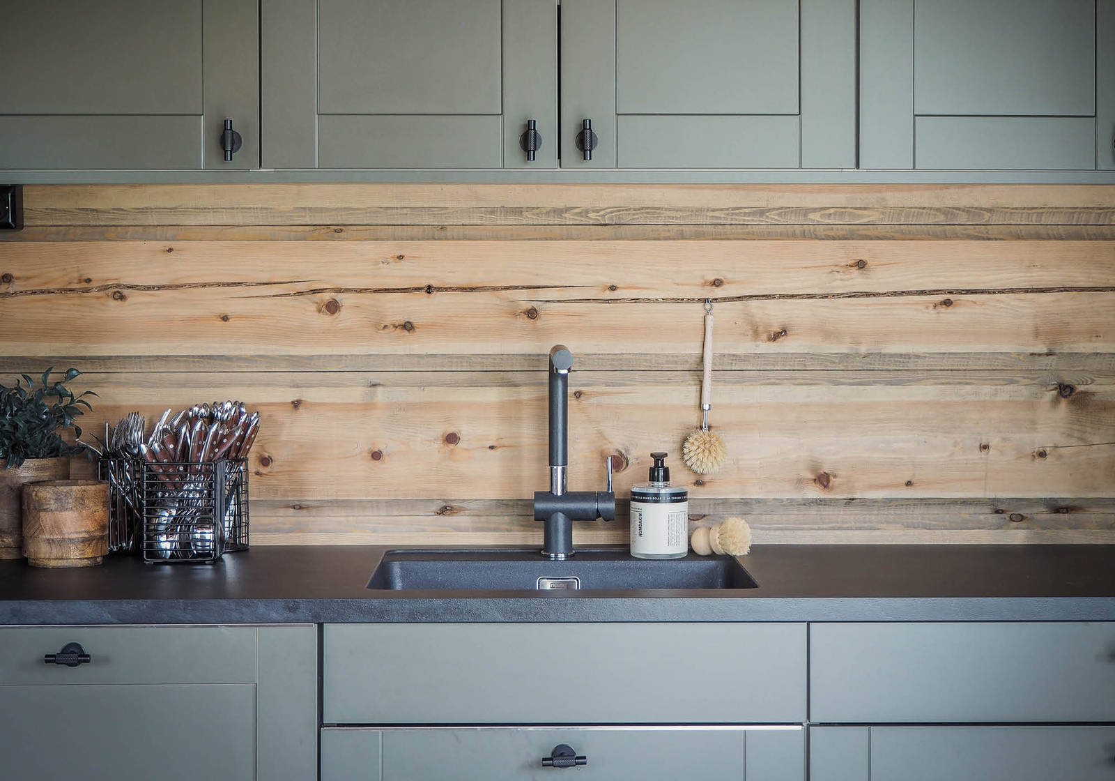 Vakkert hyttekjøkken levert av Studio Sigdal Molde.