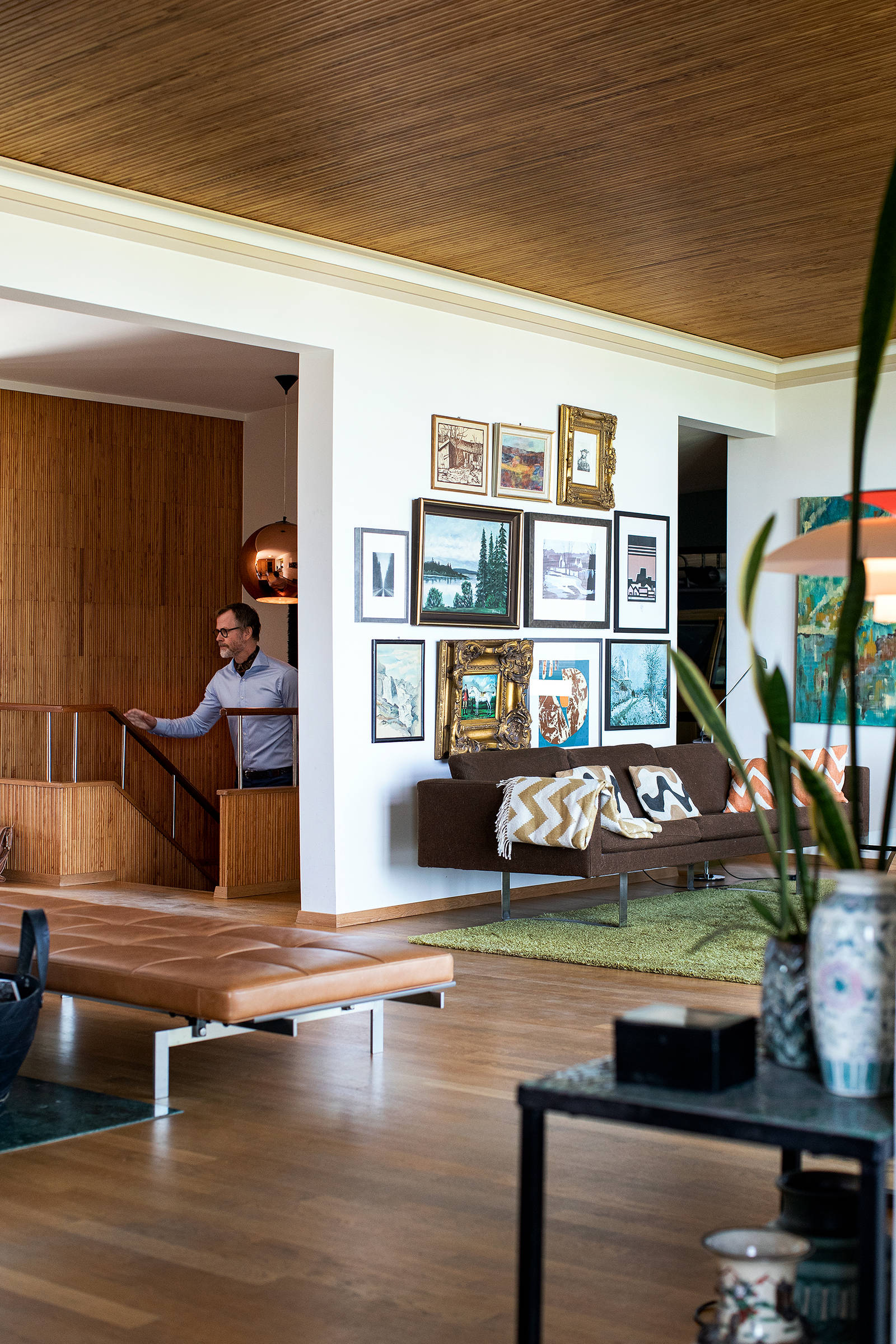 Fra entréen fører den originale trappe fra 1956 nedenunder til husets private afdeling med soveværelser og badeværelse