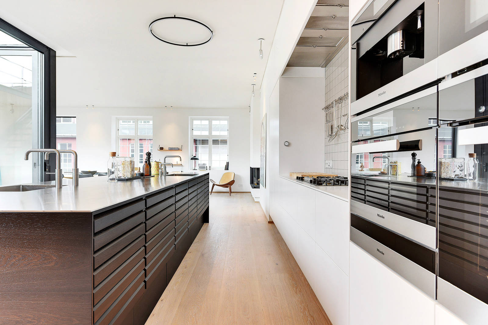 En gammal smedja i Nordhavn har byggts om till ett 280 m2 stort hem med ett uno form kök