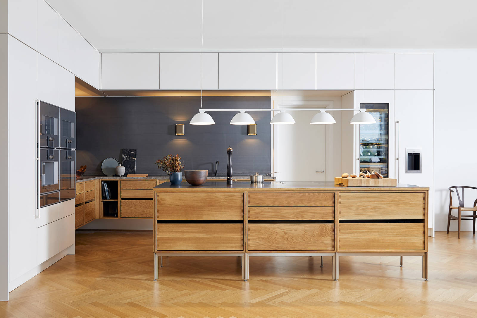 Kombinasjonen av sylskarp estetikk, kompromissløst håndverk, kresne materialvalg og komplett funksjonalitet skaper et bærekraftig design som fungerer her og nå – og i mange år fremover.