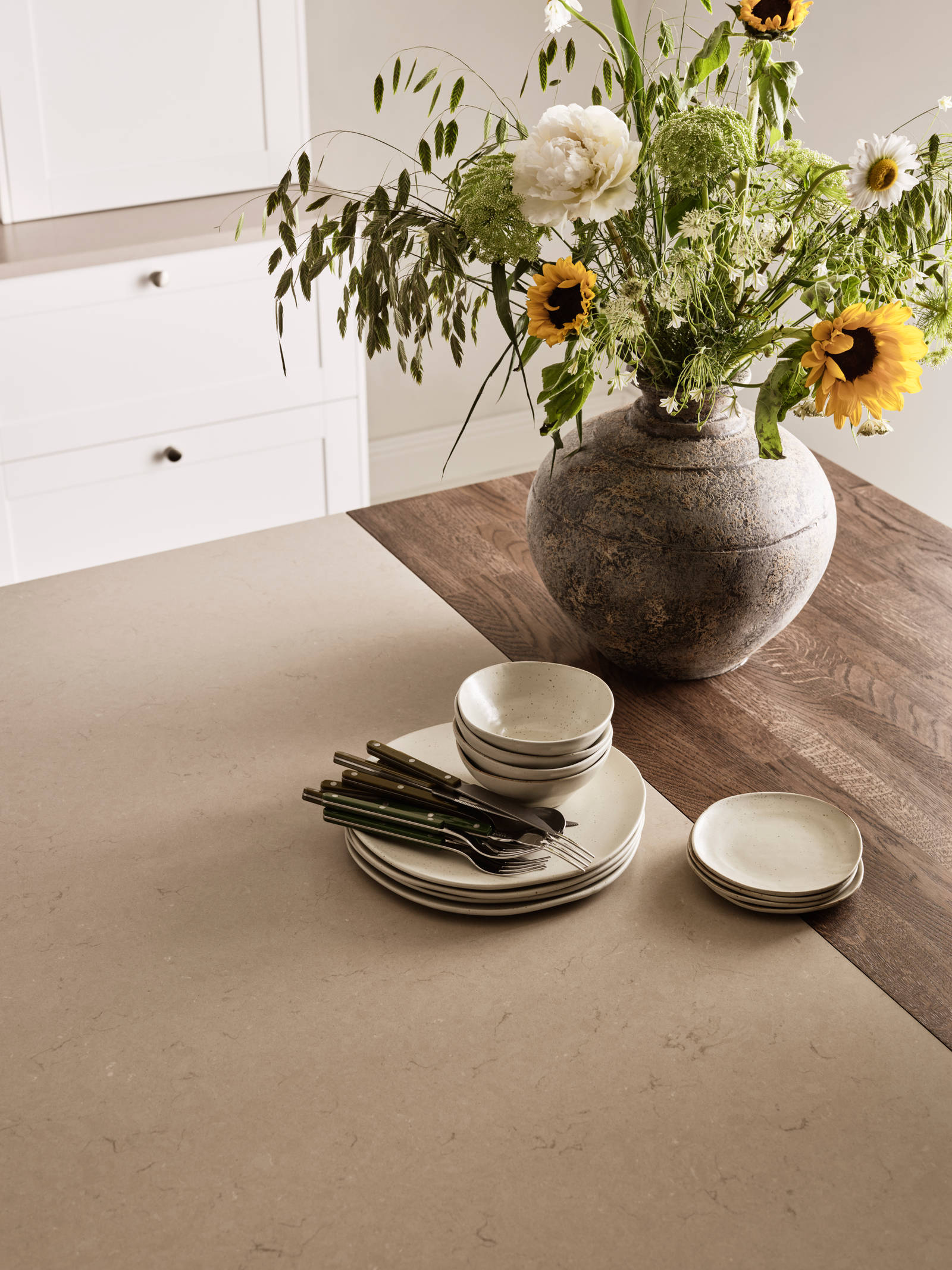 Marbodal Form Frost- bänkskiva Beach Clay i kvartskomposit och massiv träbänkskiva Ek Ebony