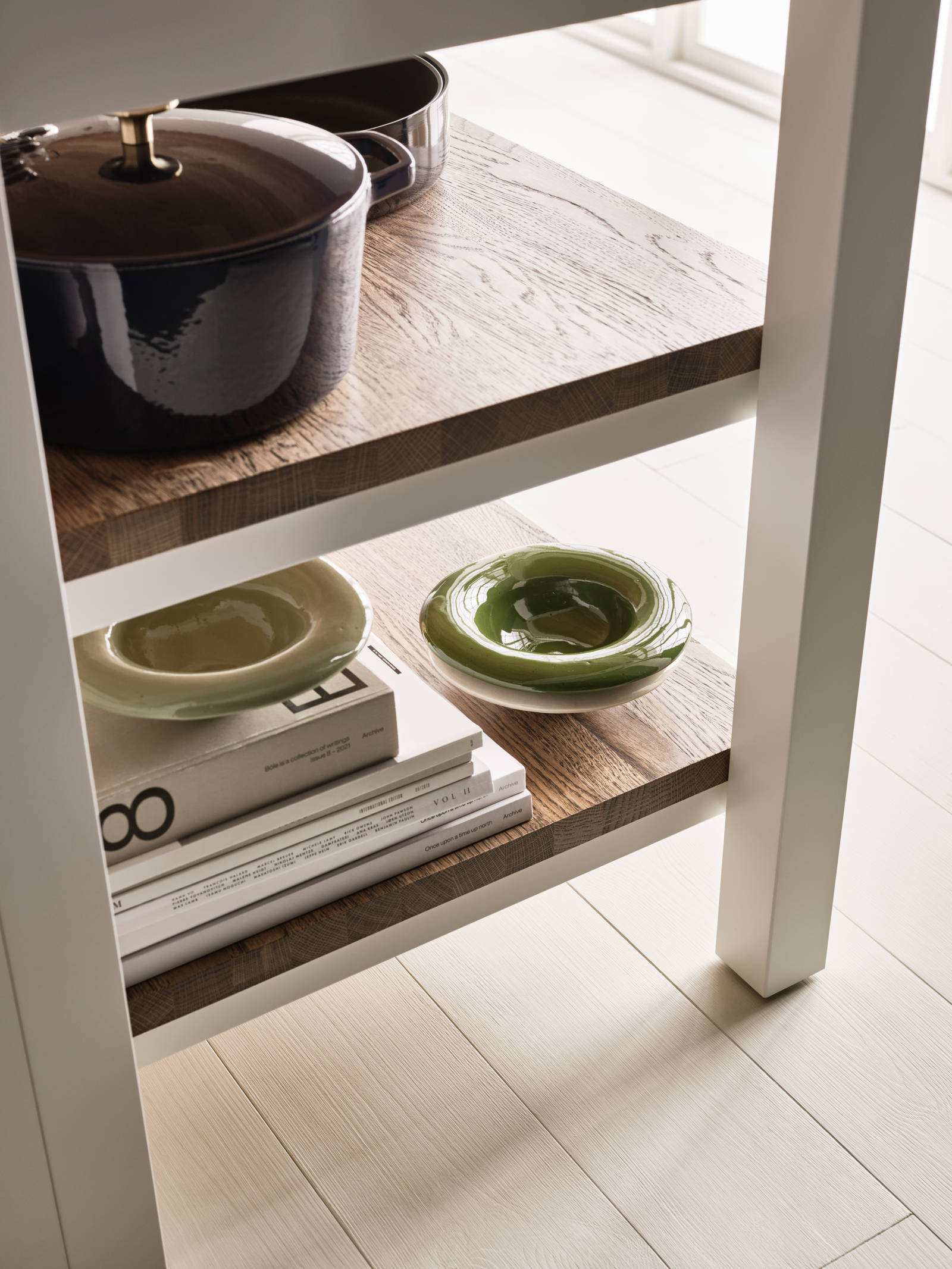 Marbodal Form Frost - avslutningshylla för köksö är ett smart sätt att utnyttja skåpens gavlar och ge köket extra förvaring.