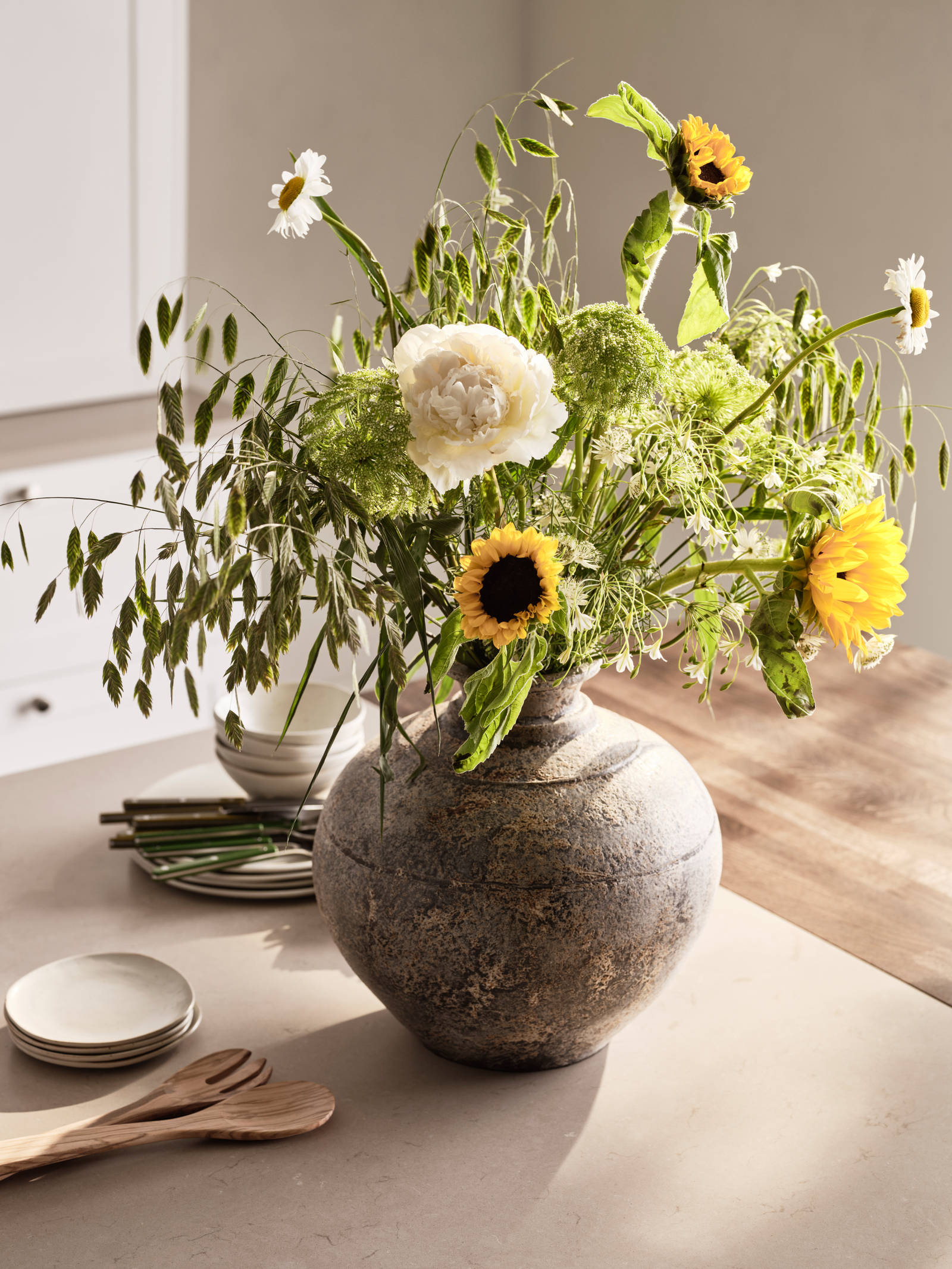 Marbodal Form Frost - bänkskiva Beach Clay i kvartskomposit möter träbänkskiva Ek Ebony