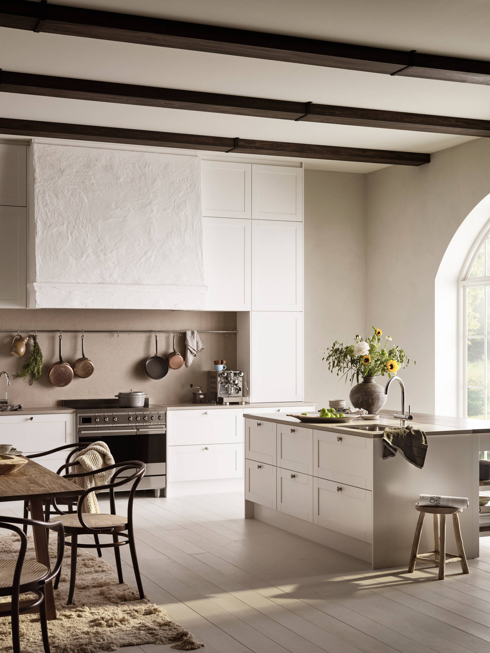 Marbodal Form Frost- ett modernt lantligt kök med köksö stänkskydd samt bänkskiva i kvartskomposit och massiv träskiva