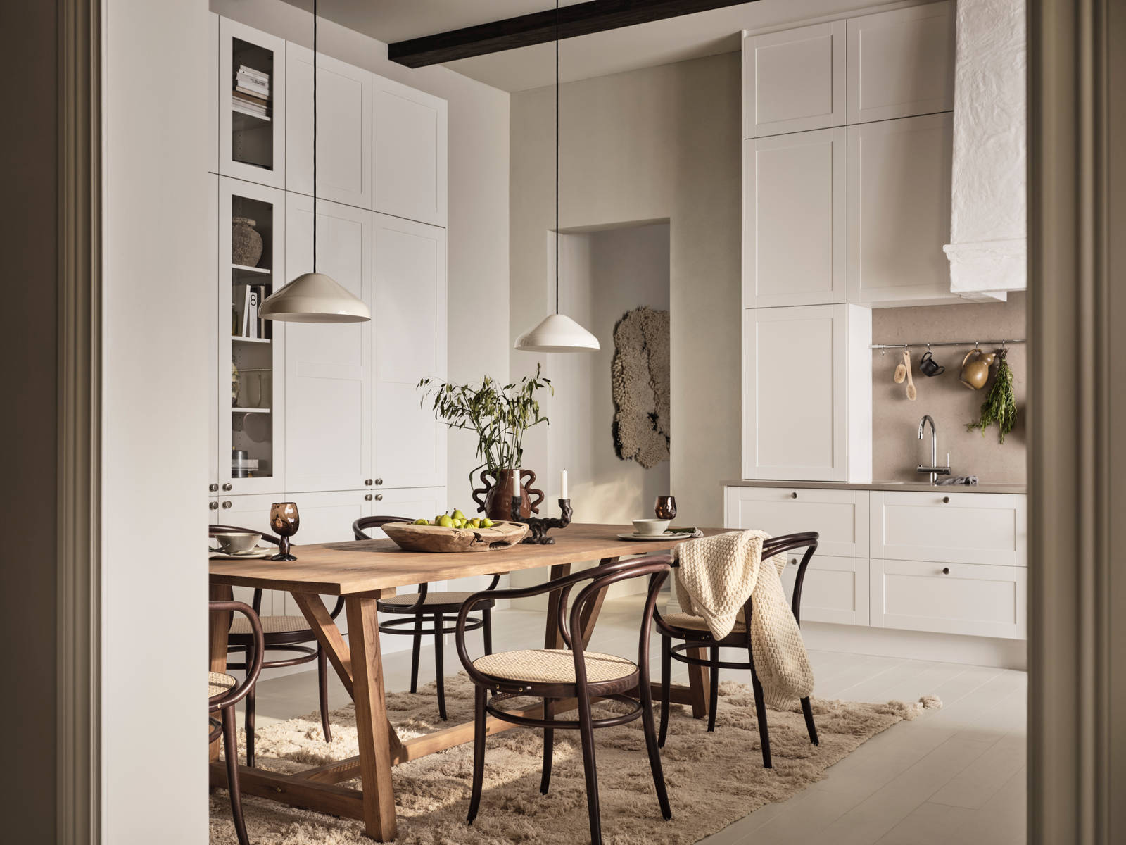 Marbodal Form Frost – ett modernt lantkök med tidlösa ramluckor i vit köksfärg