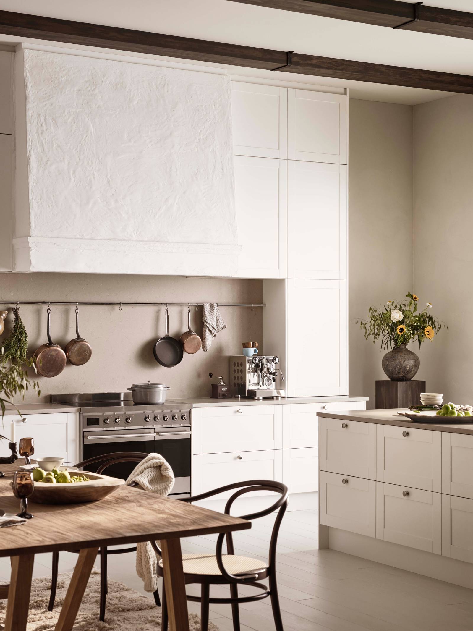 Scala er en tidløs kjøkkenmodell med sine karakteristiske slette fyllinger. Modellen passer like godt til moderne som klassiske kjøkken.