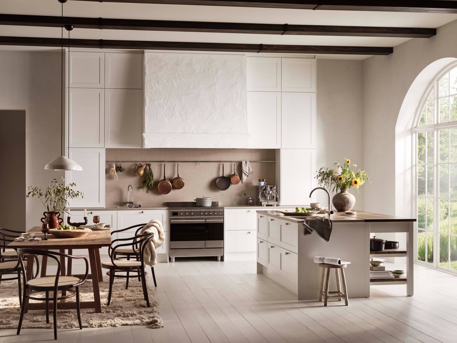 Scala er en tidløs kjøkkenmodell med sine karakteristiske slette fyllinger. Modellen passer like godt til moderne som klassiske kjøkken.