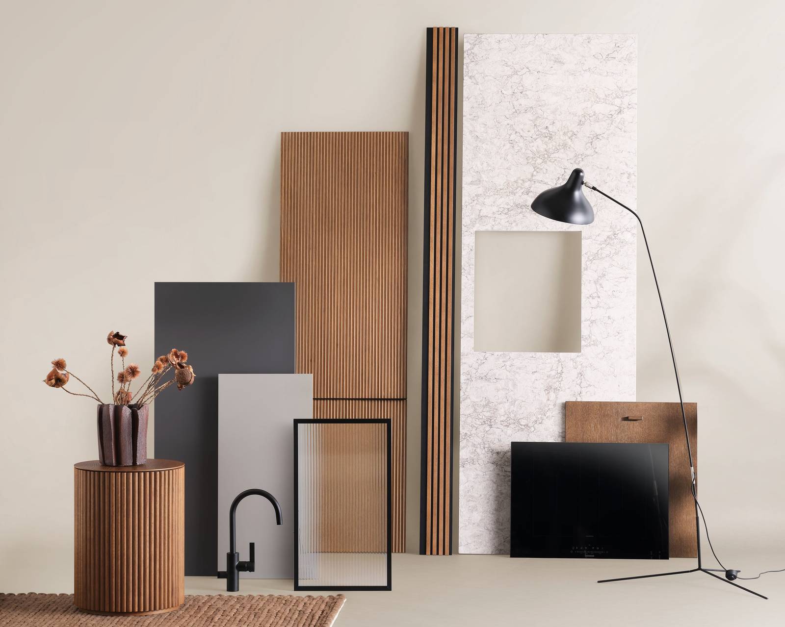 Køkkenlåge i rillet brunbejdset eg, vitrinelåge med rillet glas og sort metalramme, bordplade i hvid og grå marmor