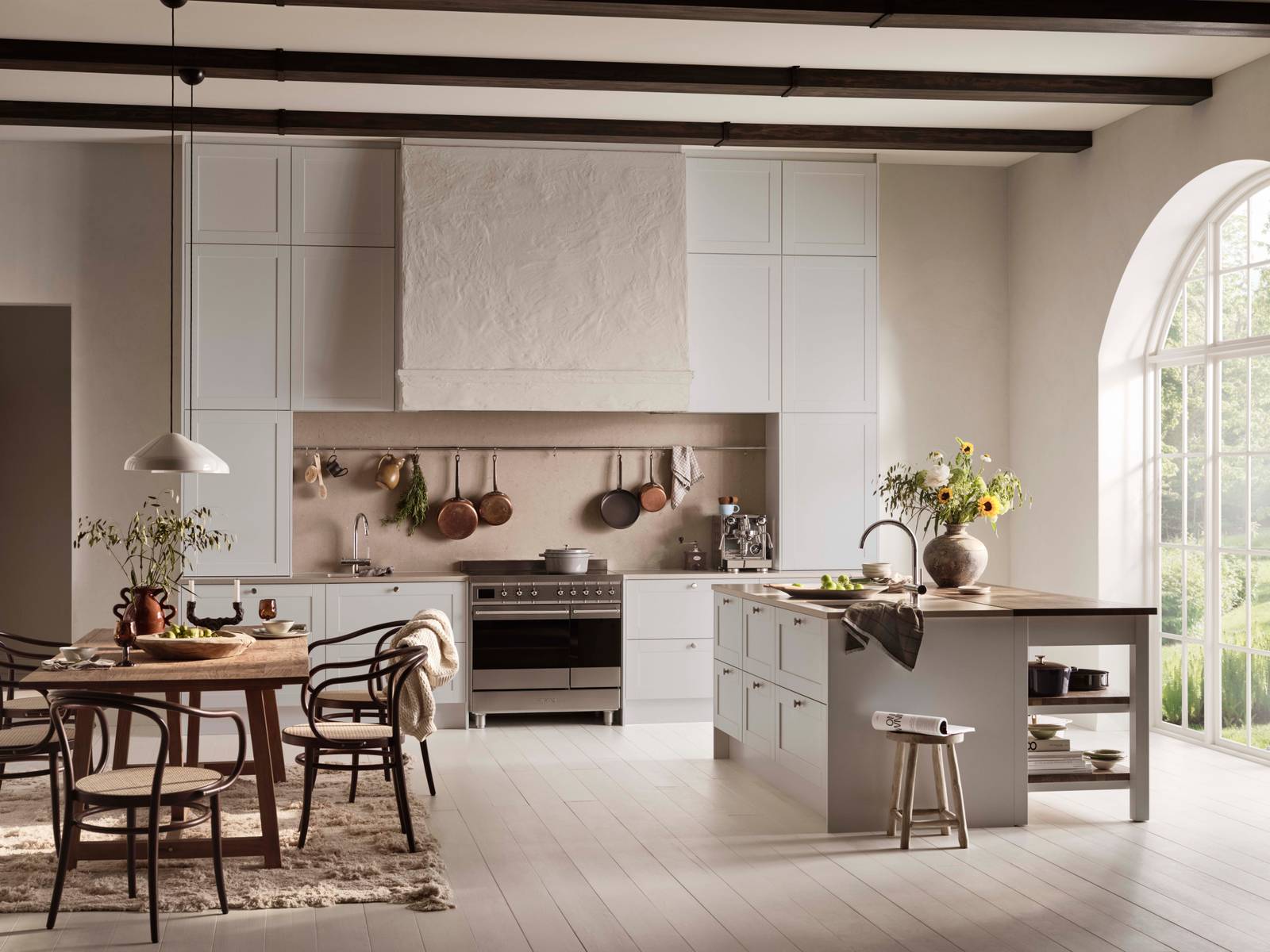 Scala er en klassisk kjøkkenmodell med moderne preg. Tidløs modell, med moderne linjer som gjør den relevant nå.