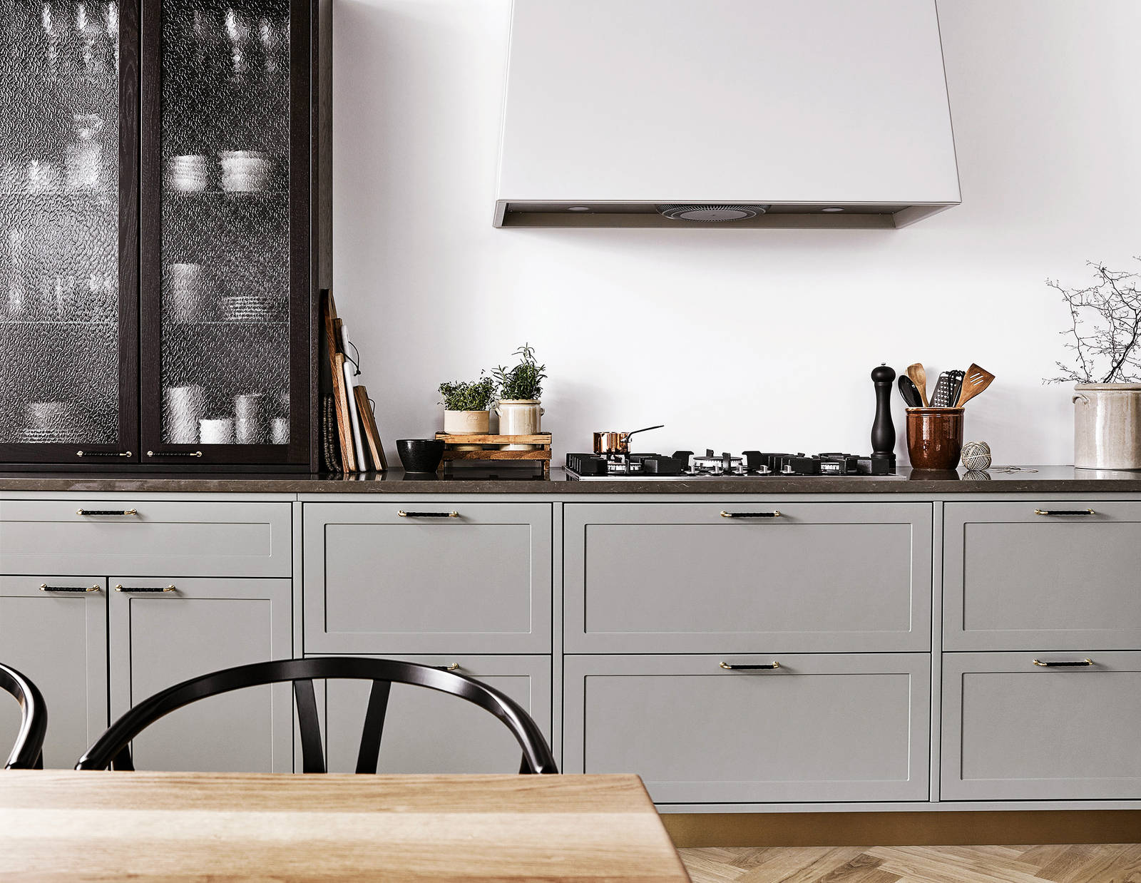 Køkken-alrum med grå fyldningslåger