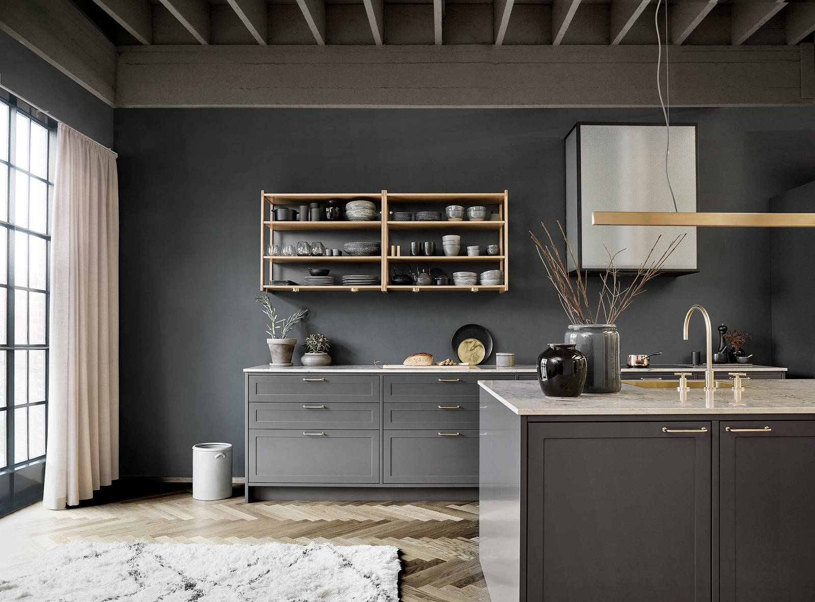Antracitgrå Shaker køkken med messinggreb