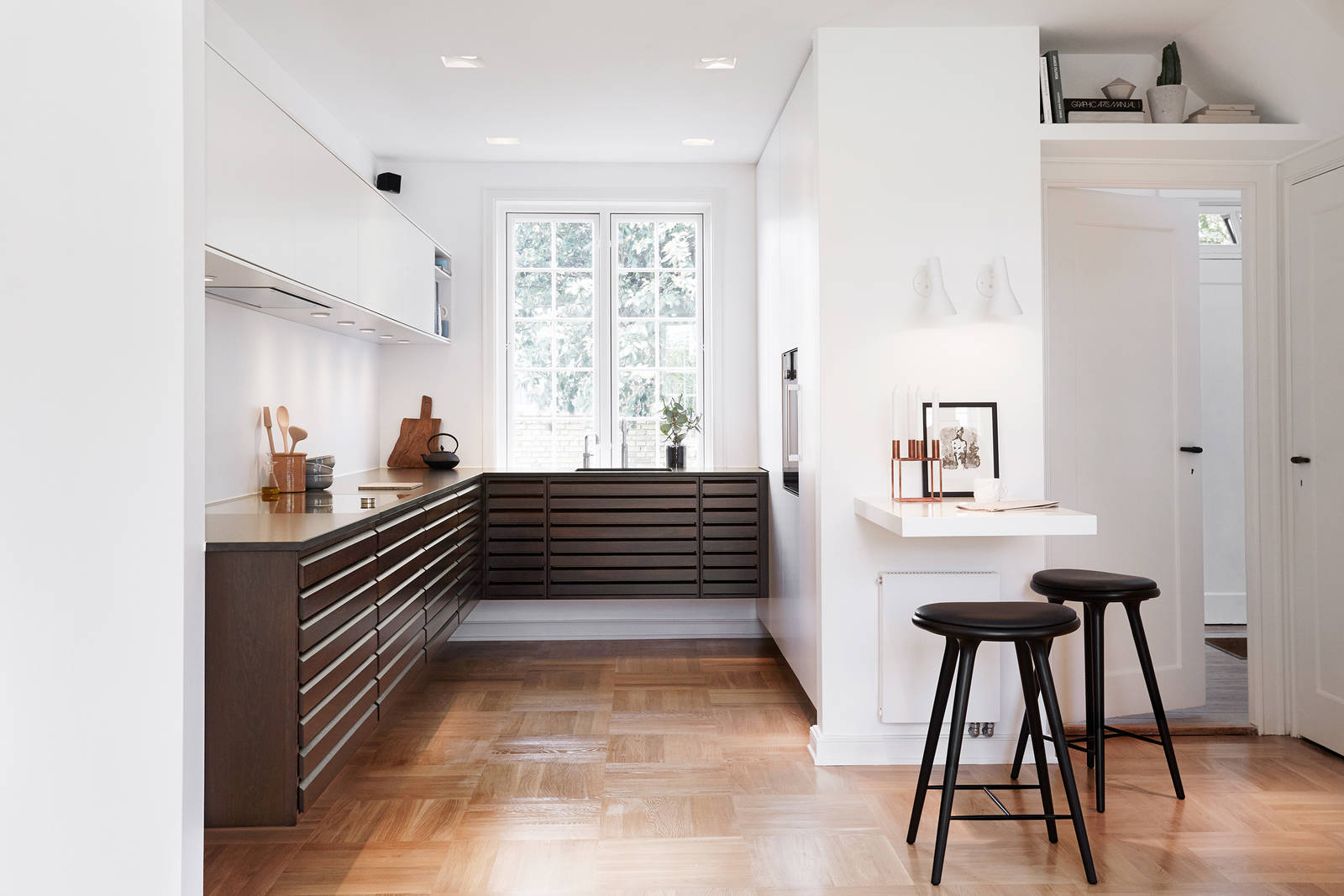 Kök i rökt ek och vitt med liten matplats