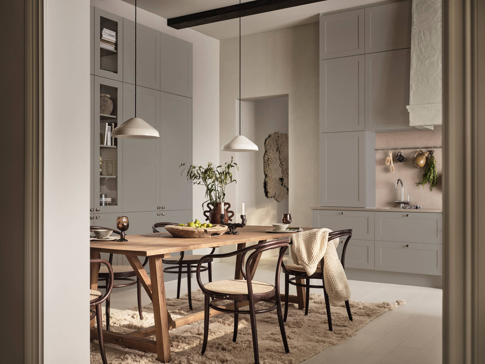 Marbodal Form Frö- ett modernt lantkök med tidlösa ramluckor i greige köksfärg