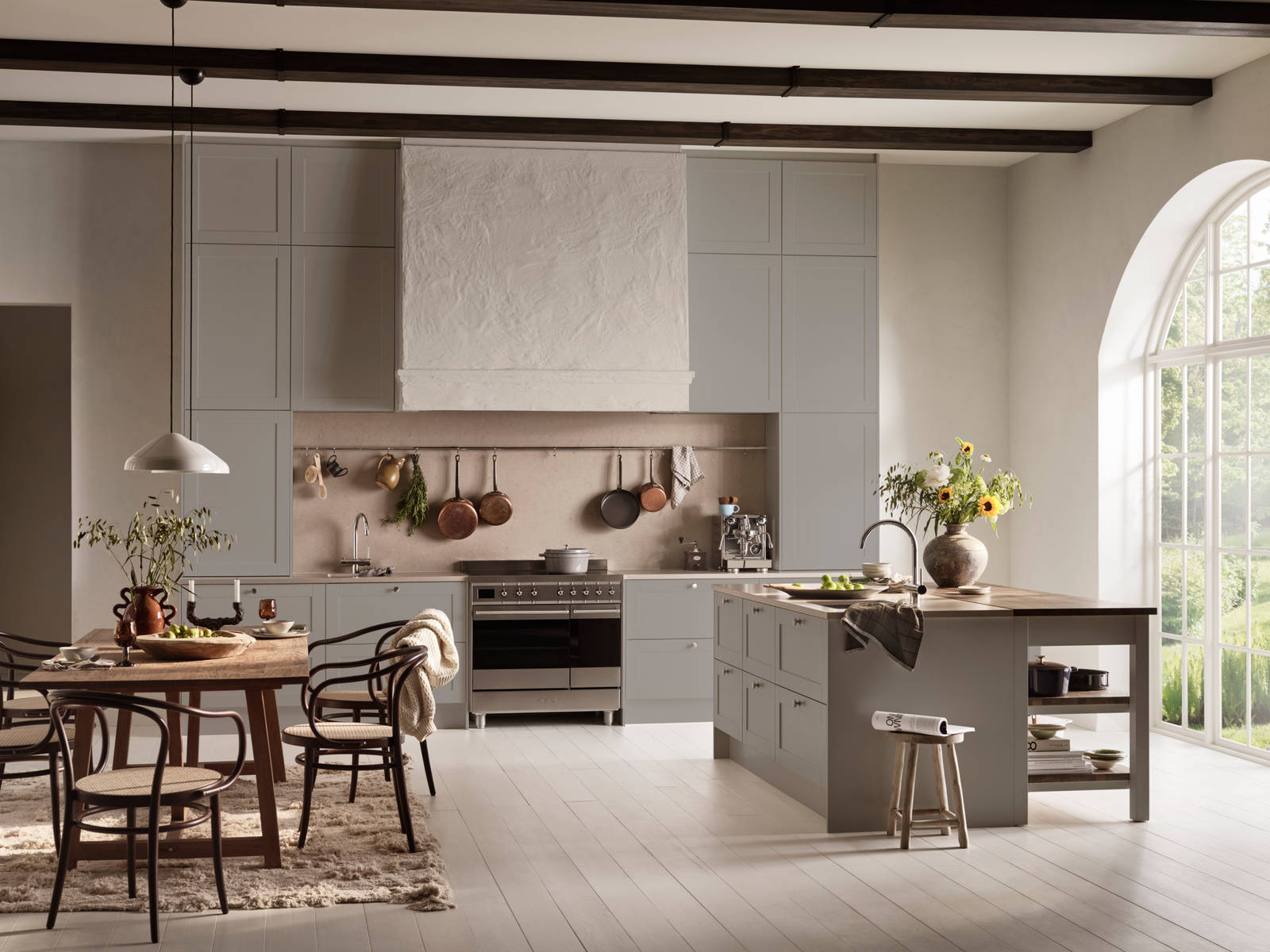 Marbodal Form Frö - ett modernt lantligt kök med köksö stänkskydd samt bänkskiva i kvartskomposit och massiv träskiva